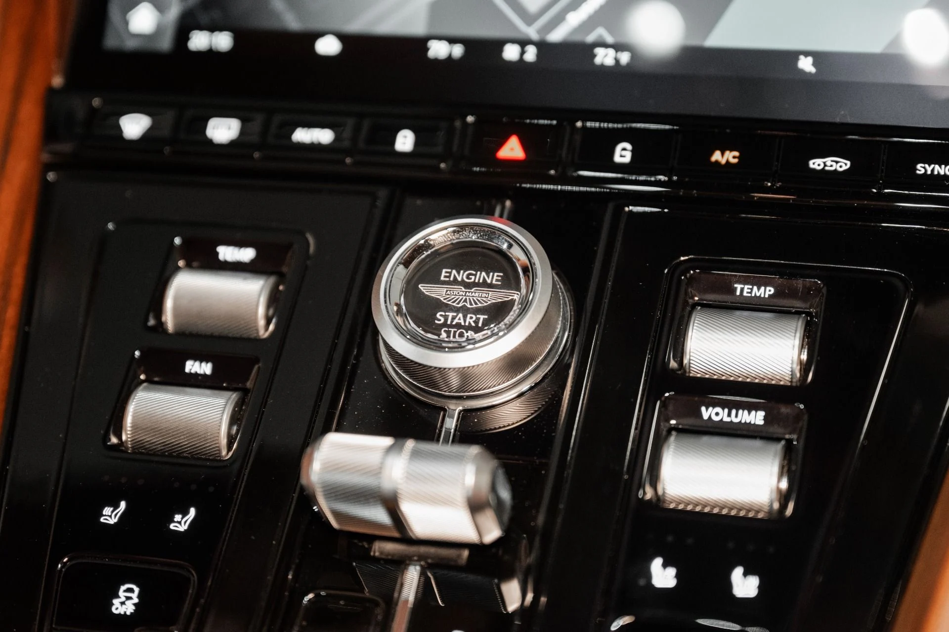 mph027_3984322736_Used_2025_Aston_Martin_DB_12_V8_1762356826_ccd3e37e84