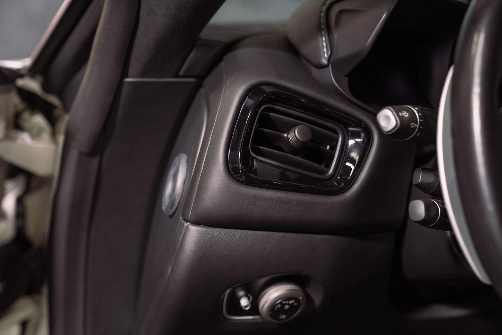 mph027_3996775296_Used_2019_Aston_Martin_Vantage_1792797785_5a0e2deca7