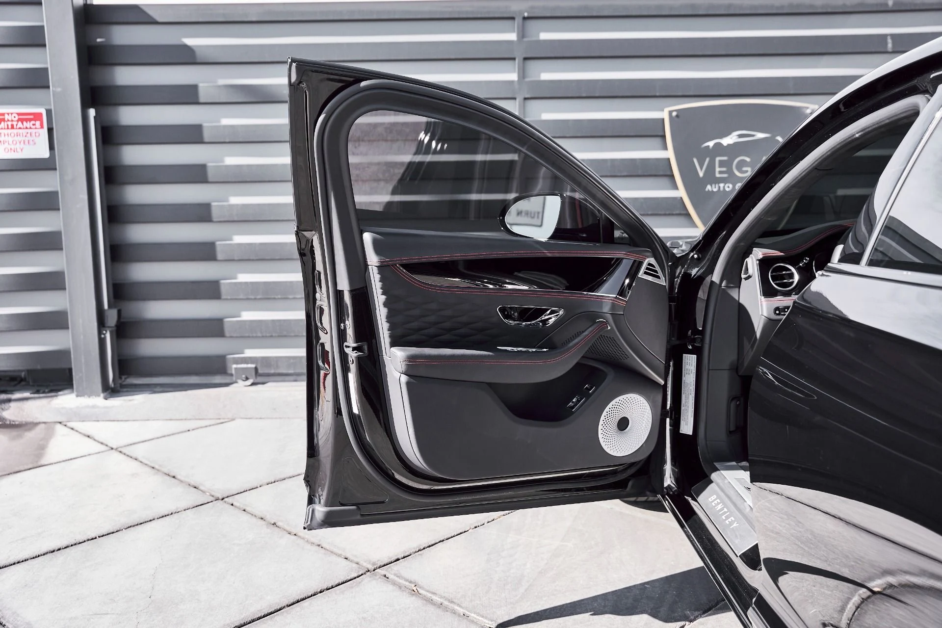 mph027_4004895732_Used_2023_Bentley_Flying_Spur_S_1770950661_80ce1a1fc5