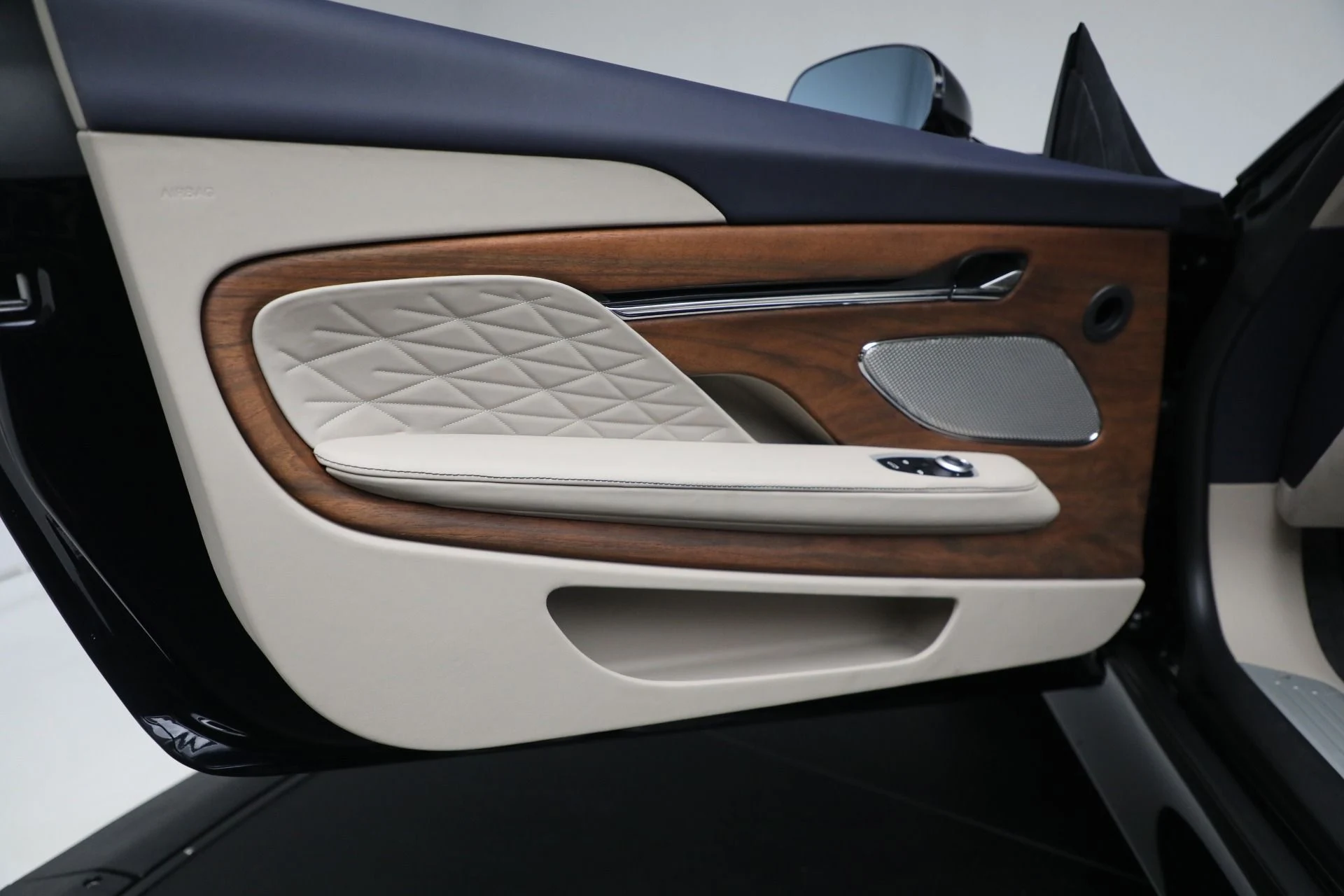 mph027_4024966135_New_2025_Aston_Martin_DB_12_Volante_2b9f0819de