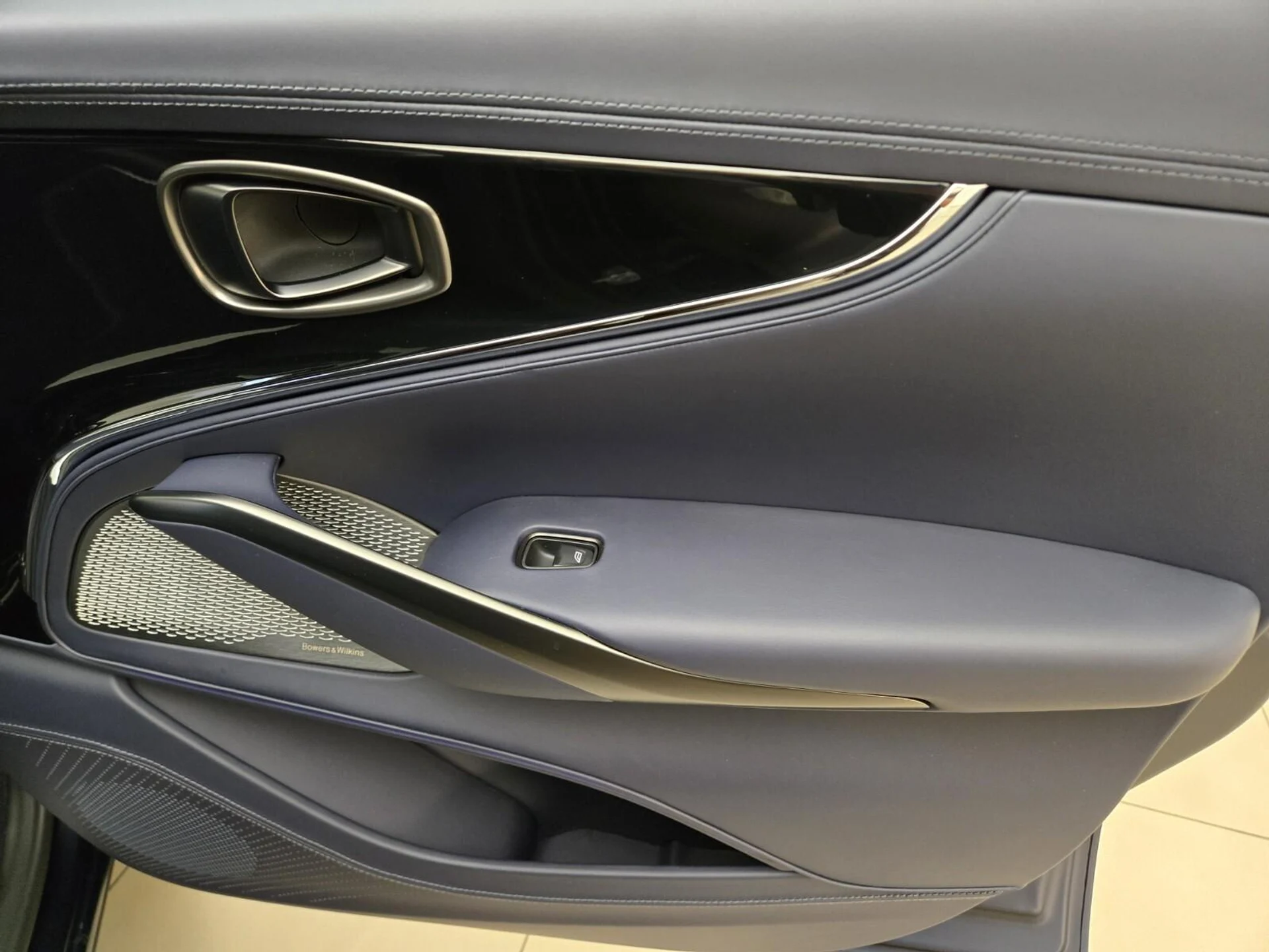 mph027_4040385374_New_2026_Aston_Martin_DBX_S_1780118656_68532543f9