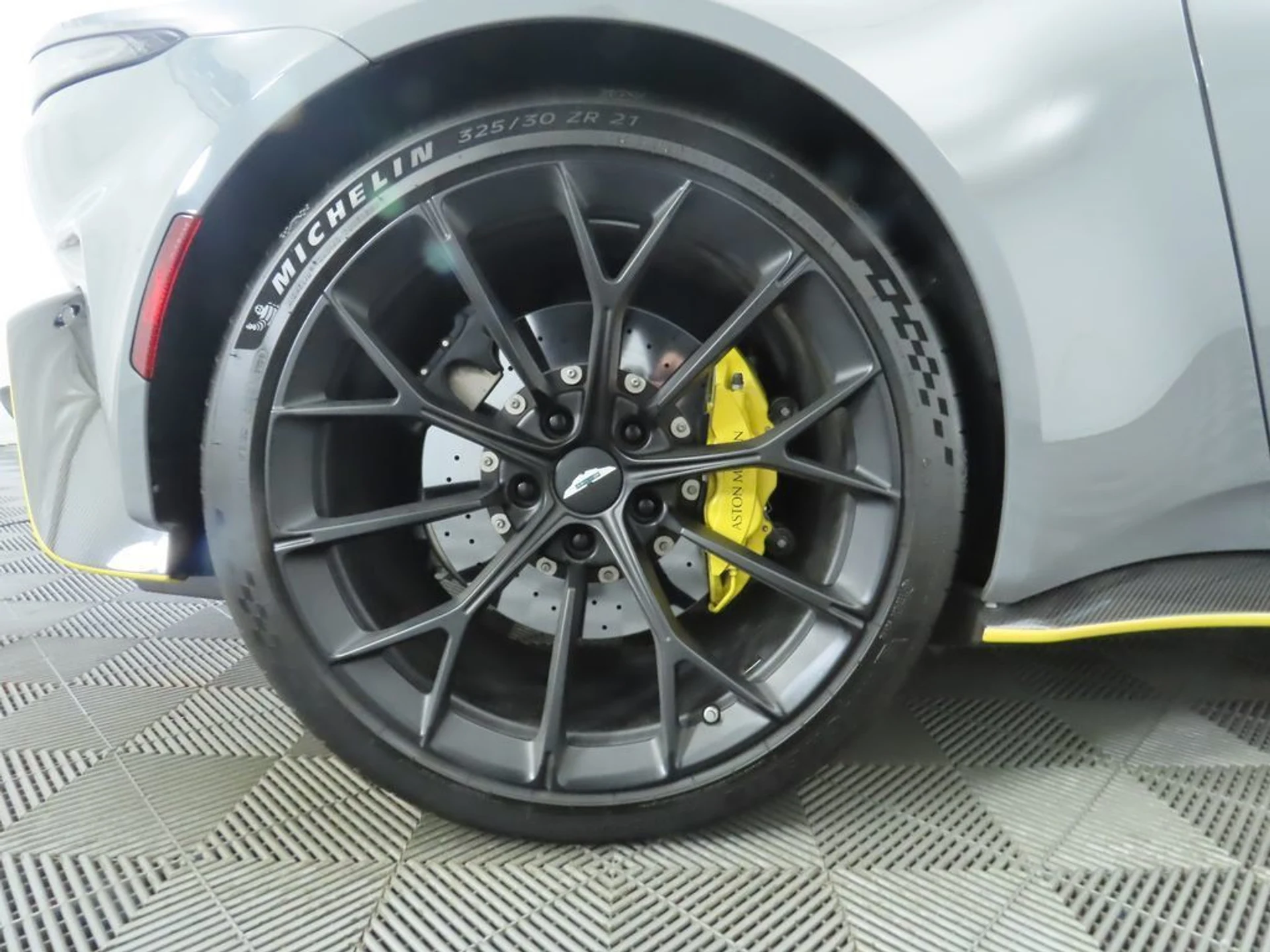 mph027_4075570796_used_2025_aston_martin_vantage_coupe_8119_22951526_28_1024_16d87f162e