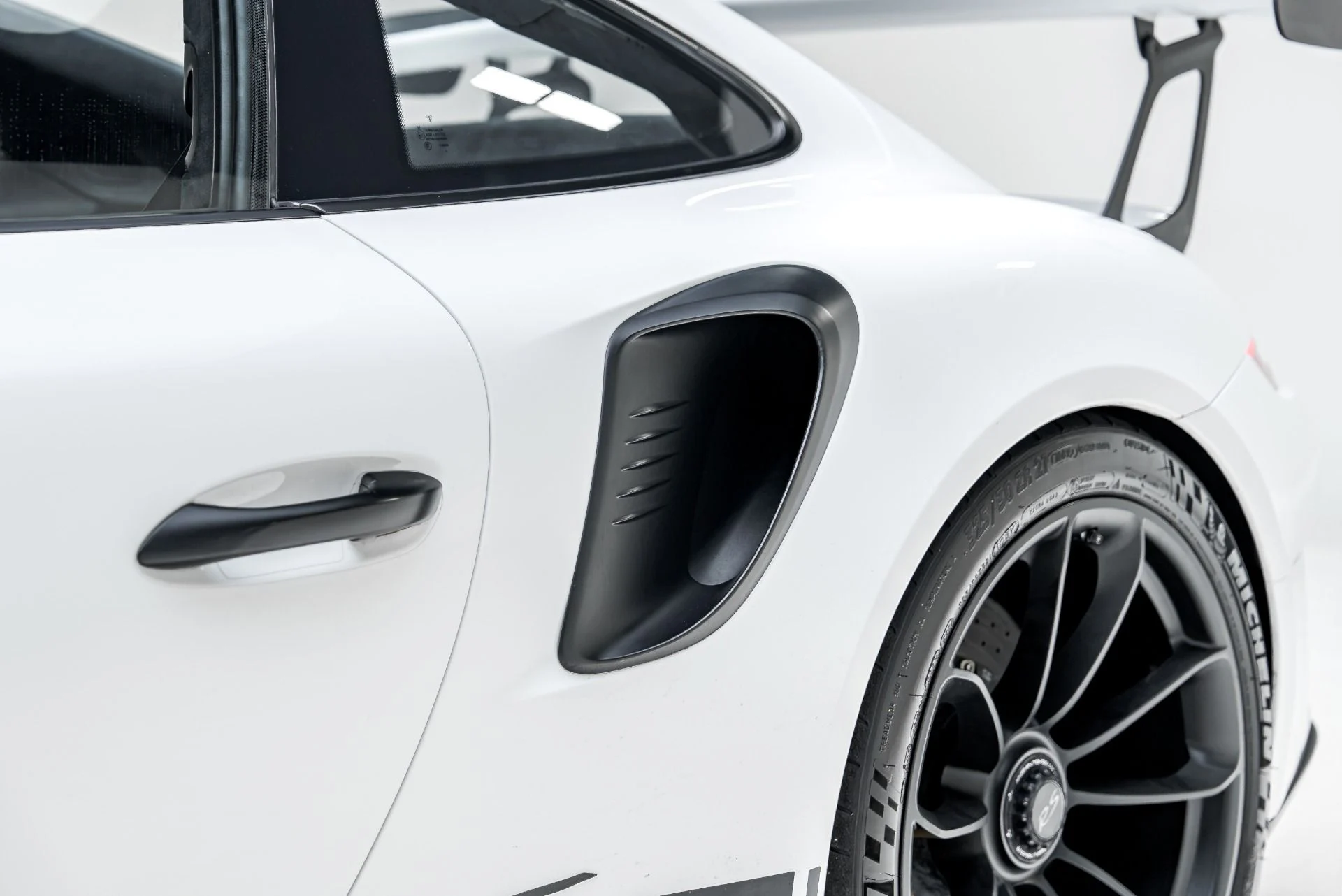 mph027_4081245204_Used_2019_Porsche_911_GT_3_RS_1787346289_8dab1a3e58