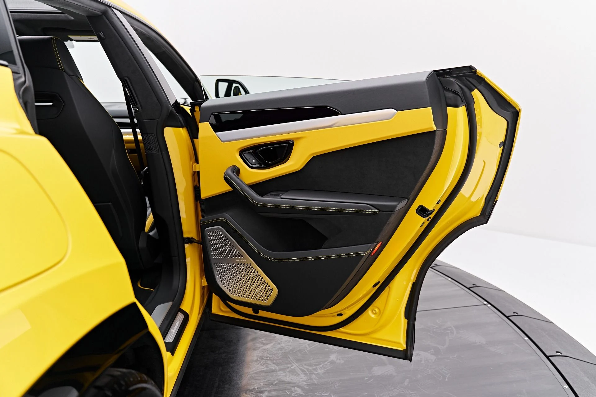 mph027_4082318142_Used_2025_Lamborghini_Urus_SE_1788049886_86067c29e3