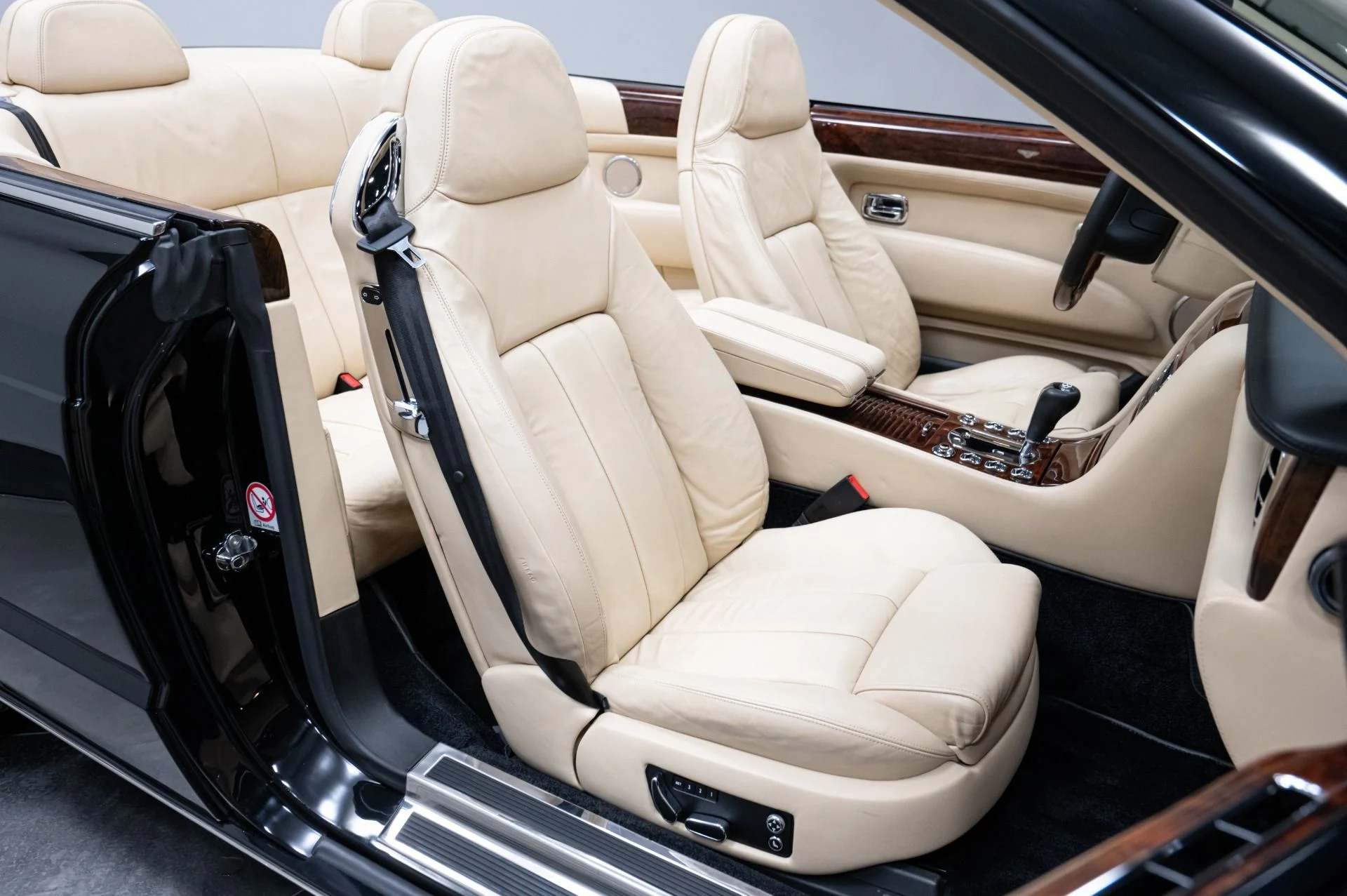 mph027_4117907051_Used_2007_Bentley_Azure_1753214683_92a717d9b8