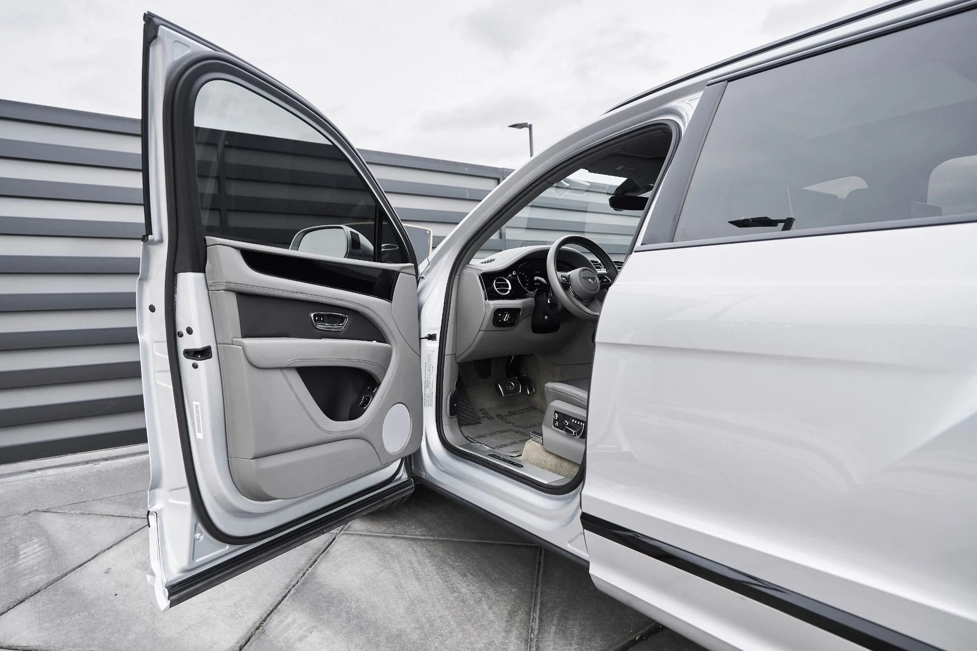 mph027_4118915150_Used_2023_Bentley_Bentayga_EWB_Azure_1763502506_ff4b3817b6