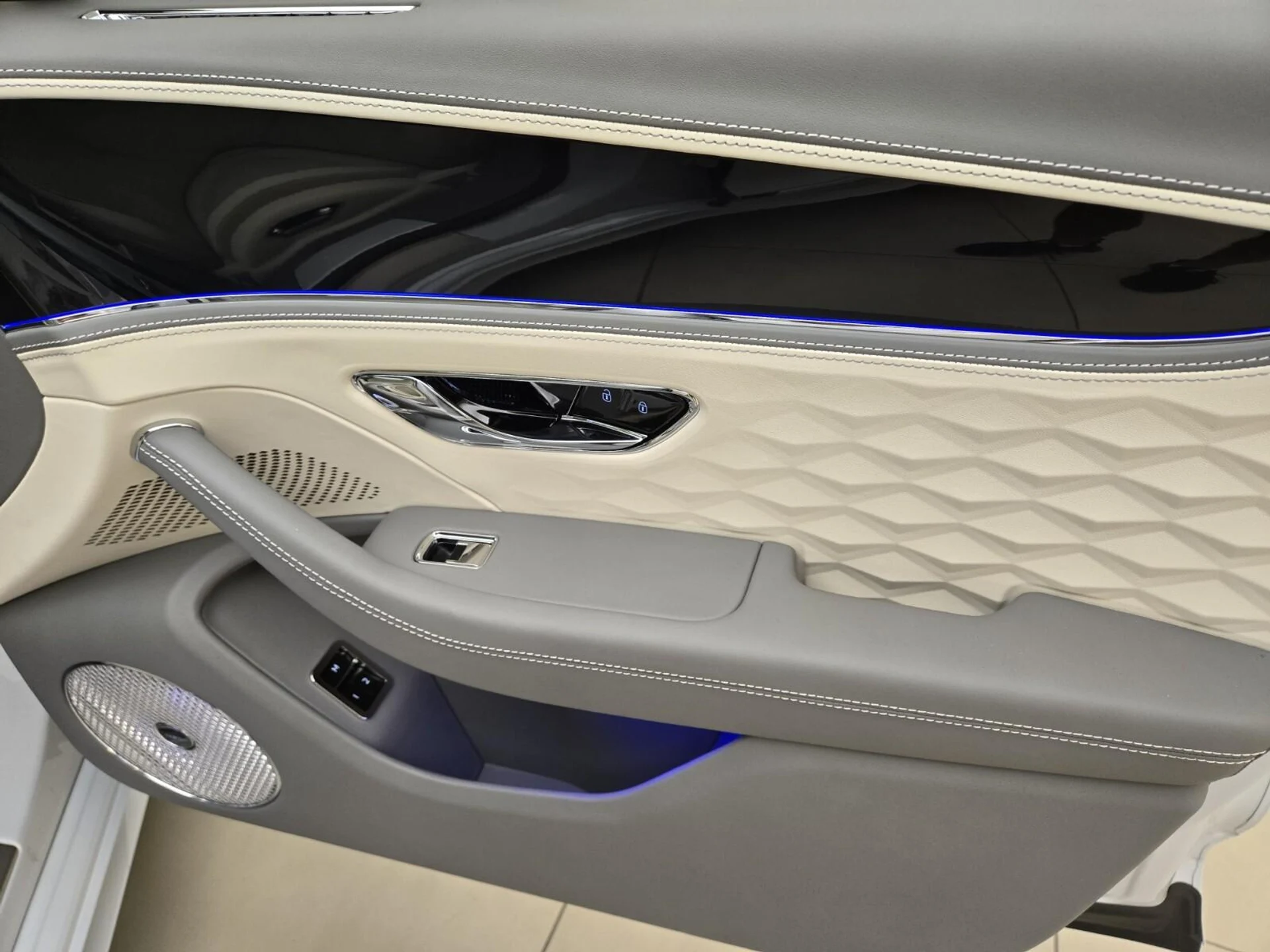 mph027_4133155176_Used_2025_Bentley_Flying_Spur_Speed_1760420798_dbf15db7e5