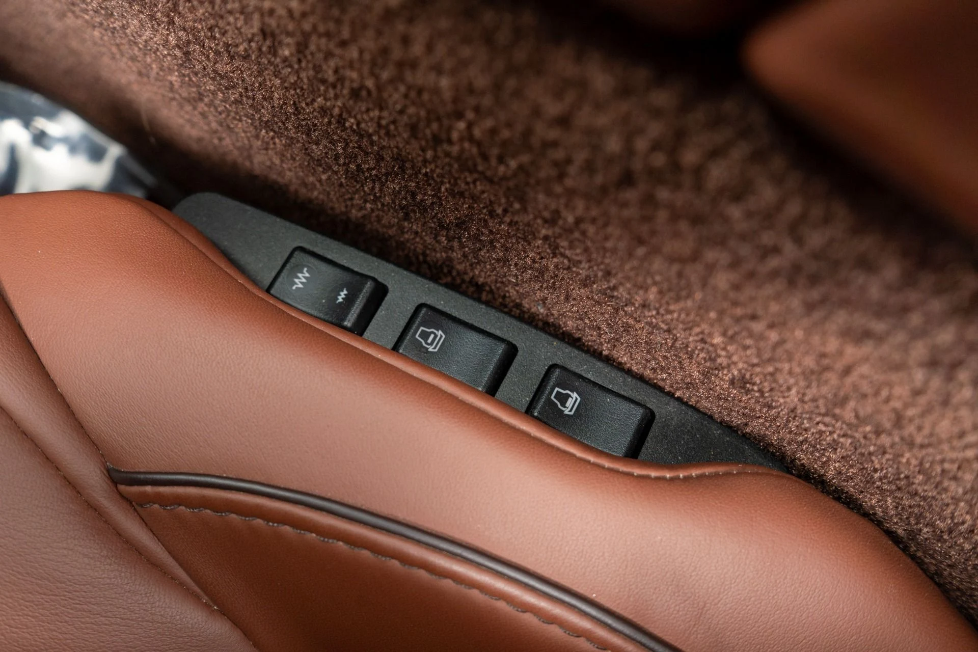 mph027_417642133_Used_2015_Aston_Martin_DB_9_Volante_1759413390_27b2428040
