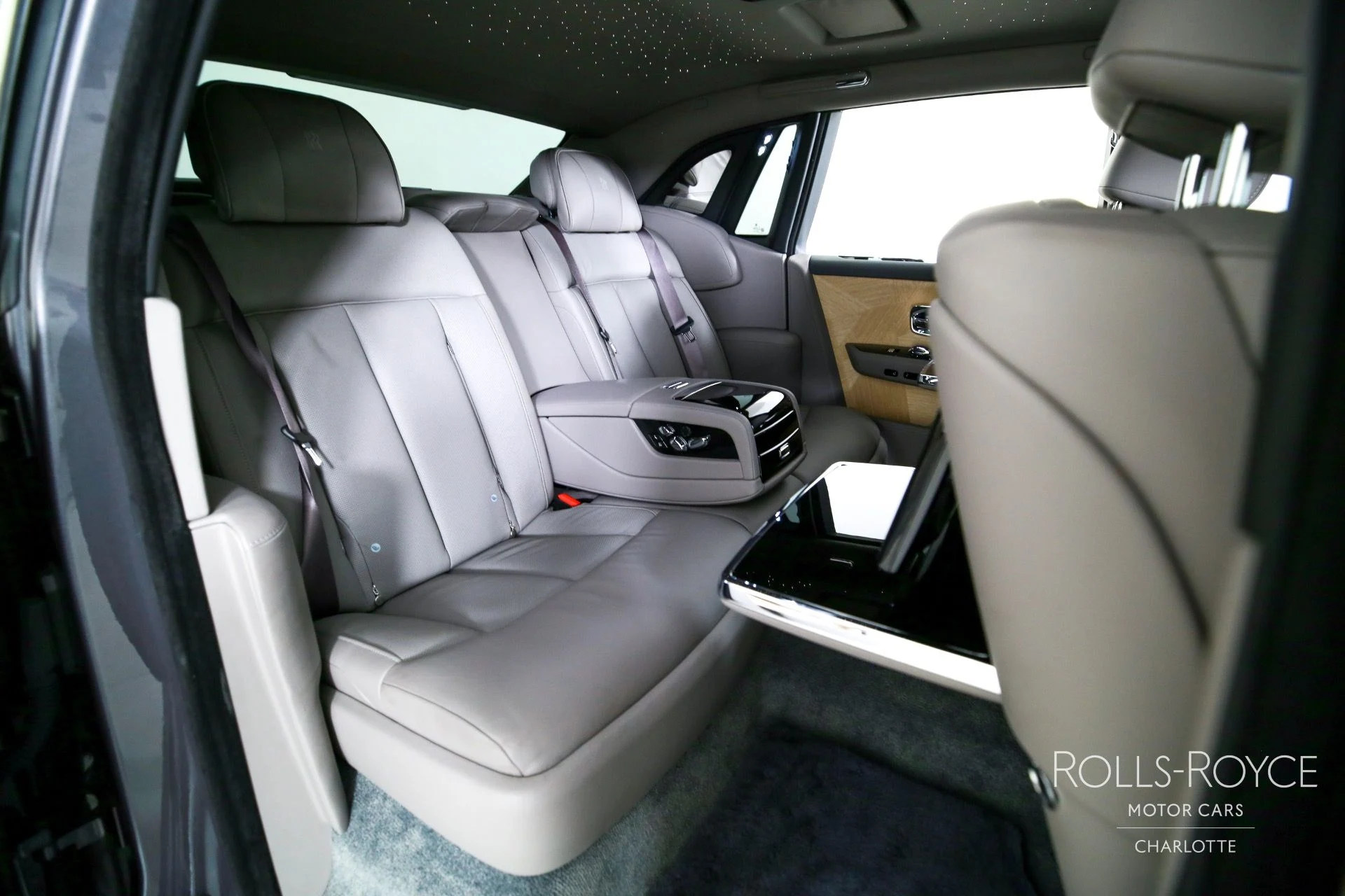 mph027_4188532832_Used_2025_Rolls_Royce_Phantom_1759509500_5ddfcba96a