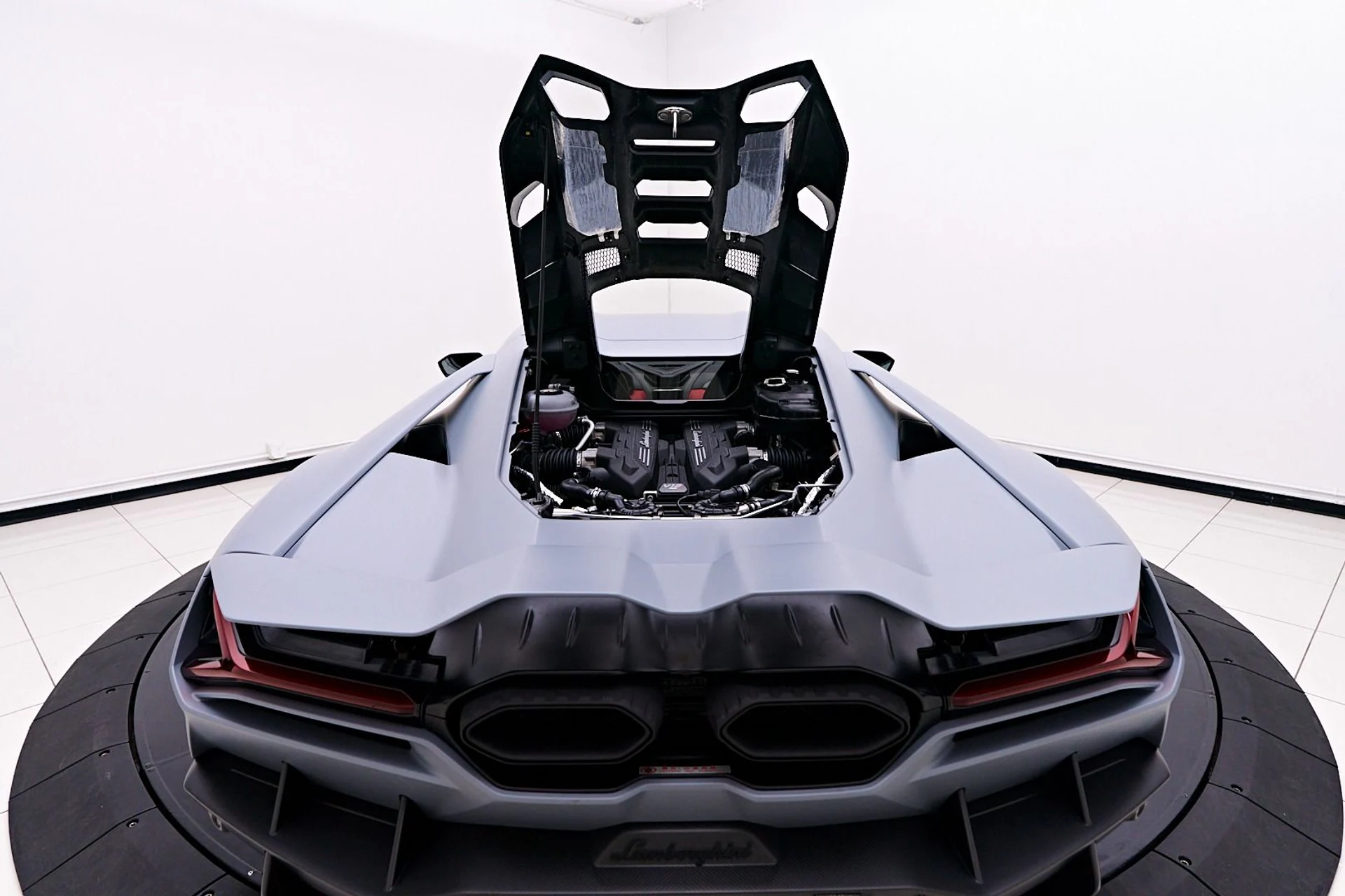 mph027_4195904163_Used_2024_Lamborghini_Revuelto_Base_1732929046_ffb290b61b