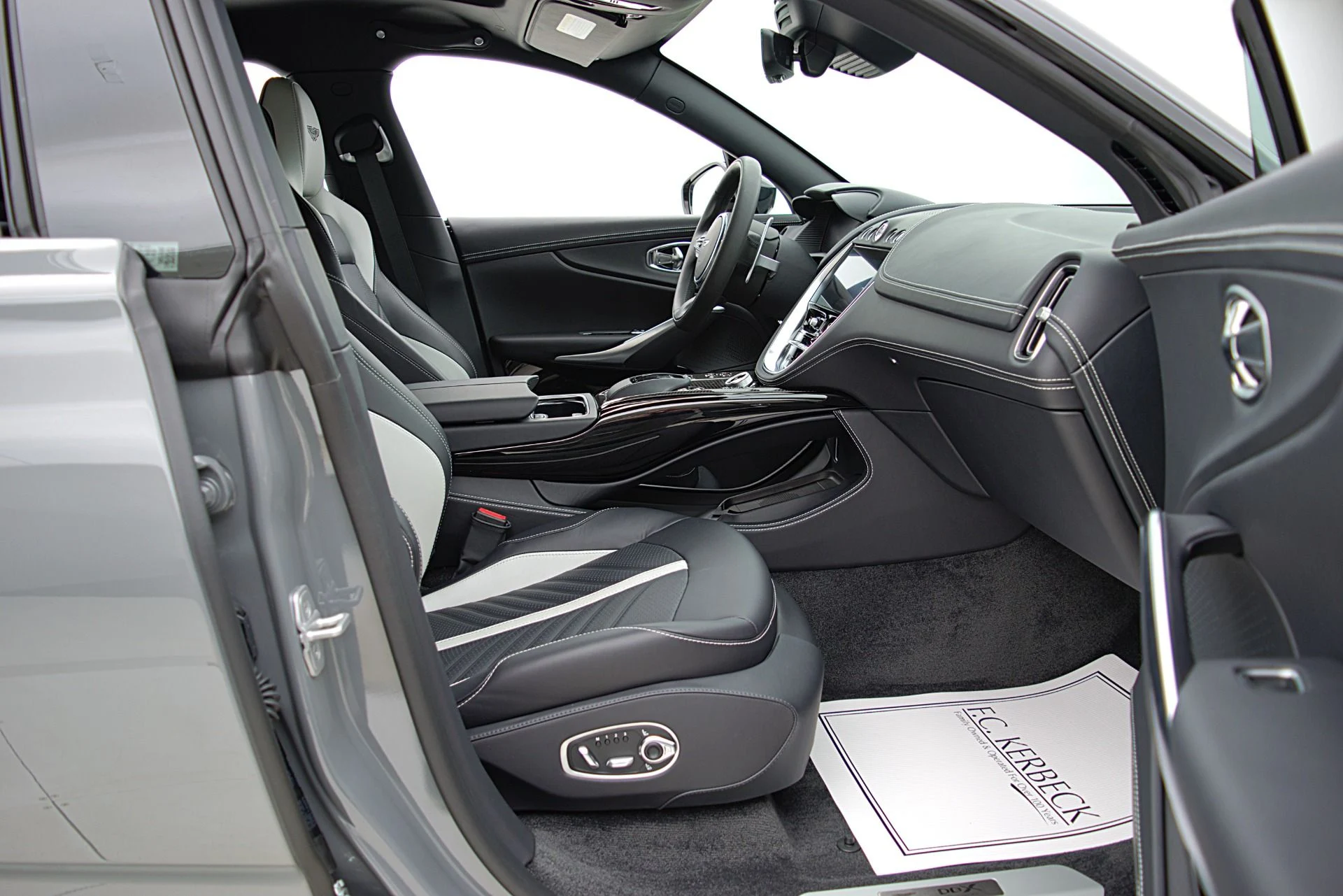 mph027_4233632459_Used_2023_Aston_Martin_DBX_707_f1ee118454