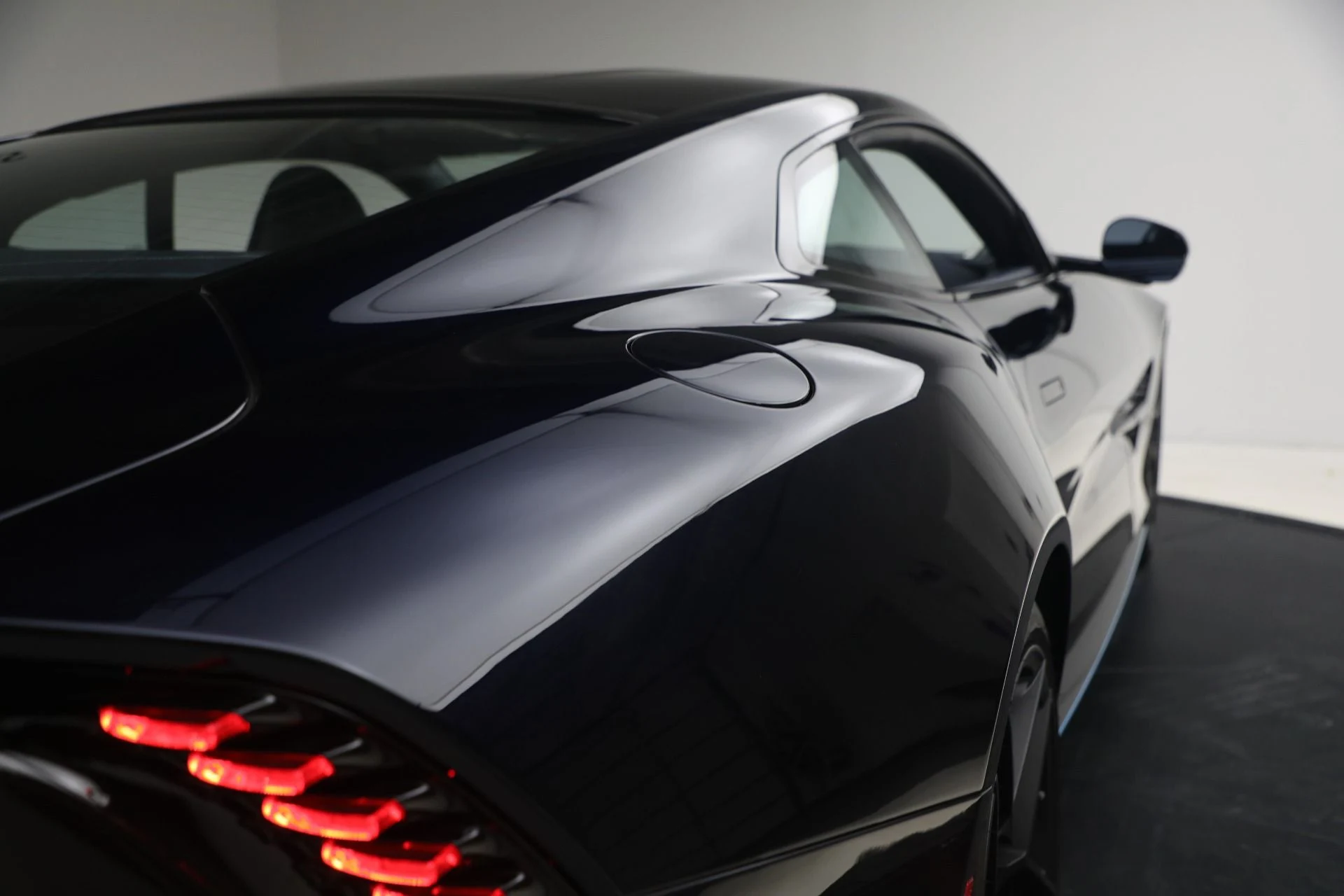 mph027_4248090887_Used_2025_Aston_Martin_Vanquish_1771024271_edf10d9aef