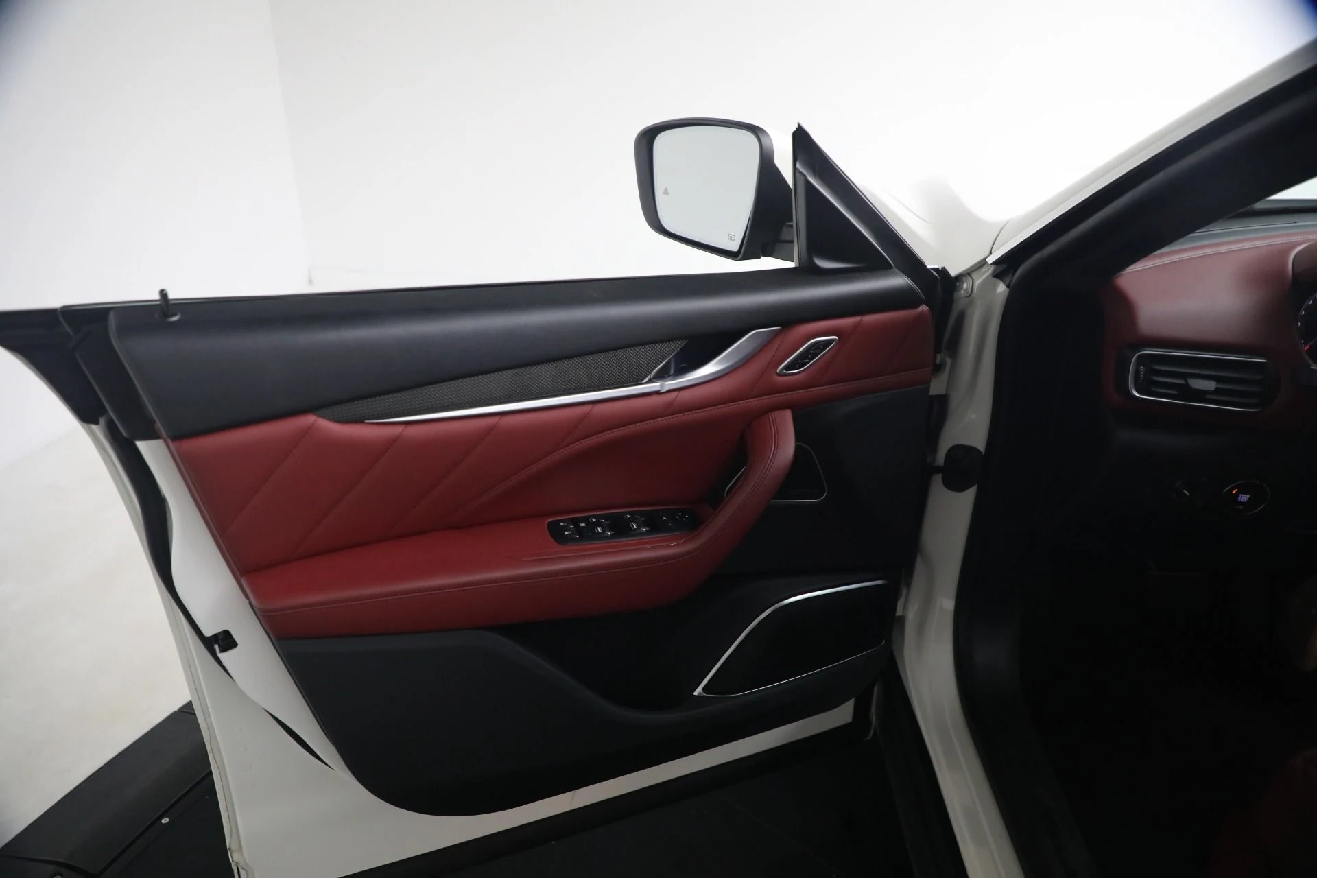 mph027_4257385980_Used_2023_Maserati_Levante_GT_1788557801_9ed38e96bd