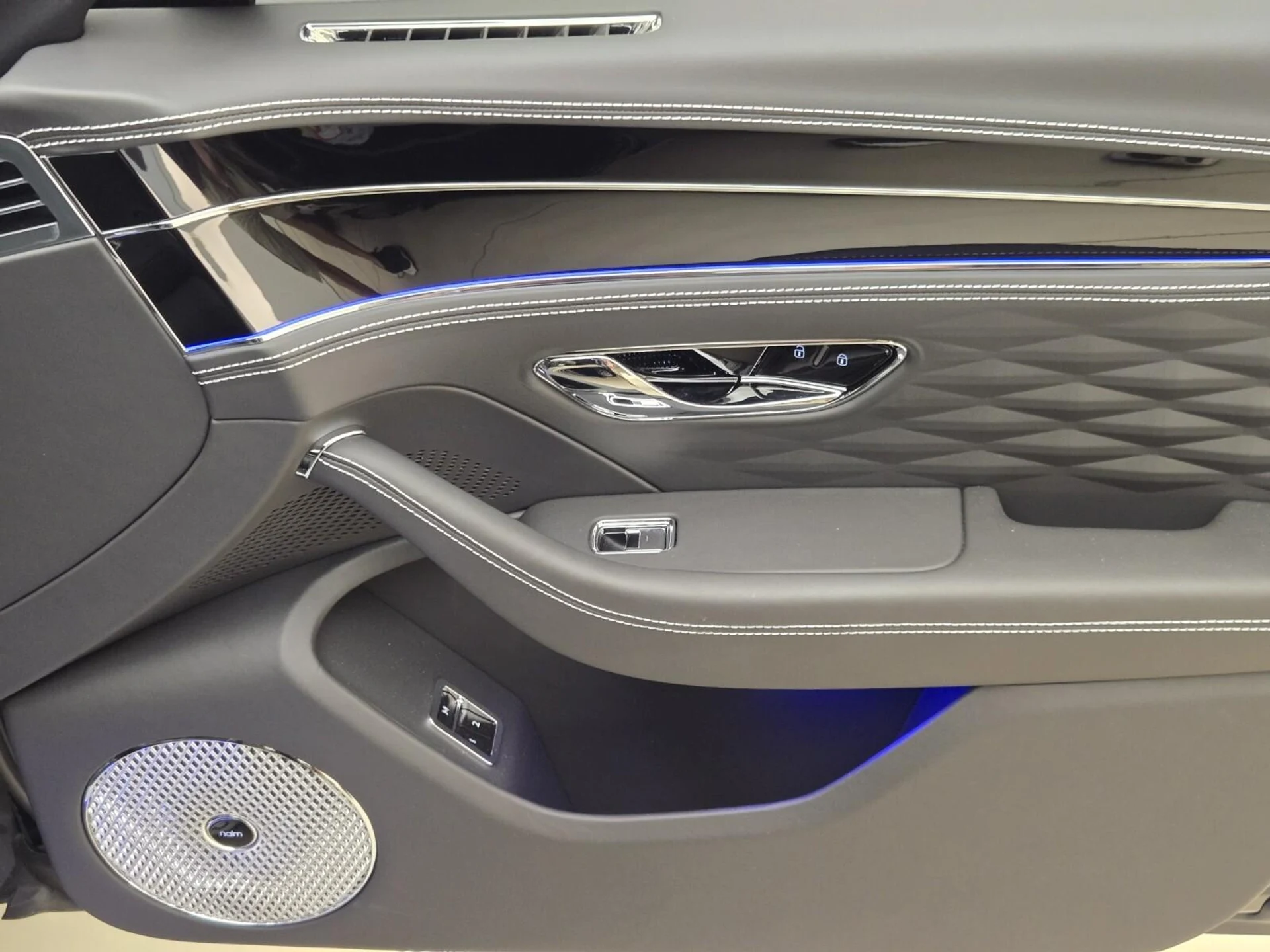 mph027_4280111411_Used_2023_Bentley_Flying_Spur_V8_1761376115_e3444bda07