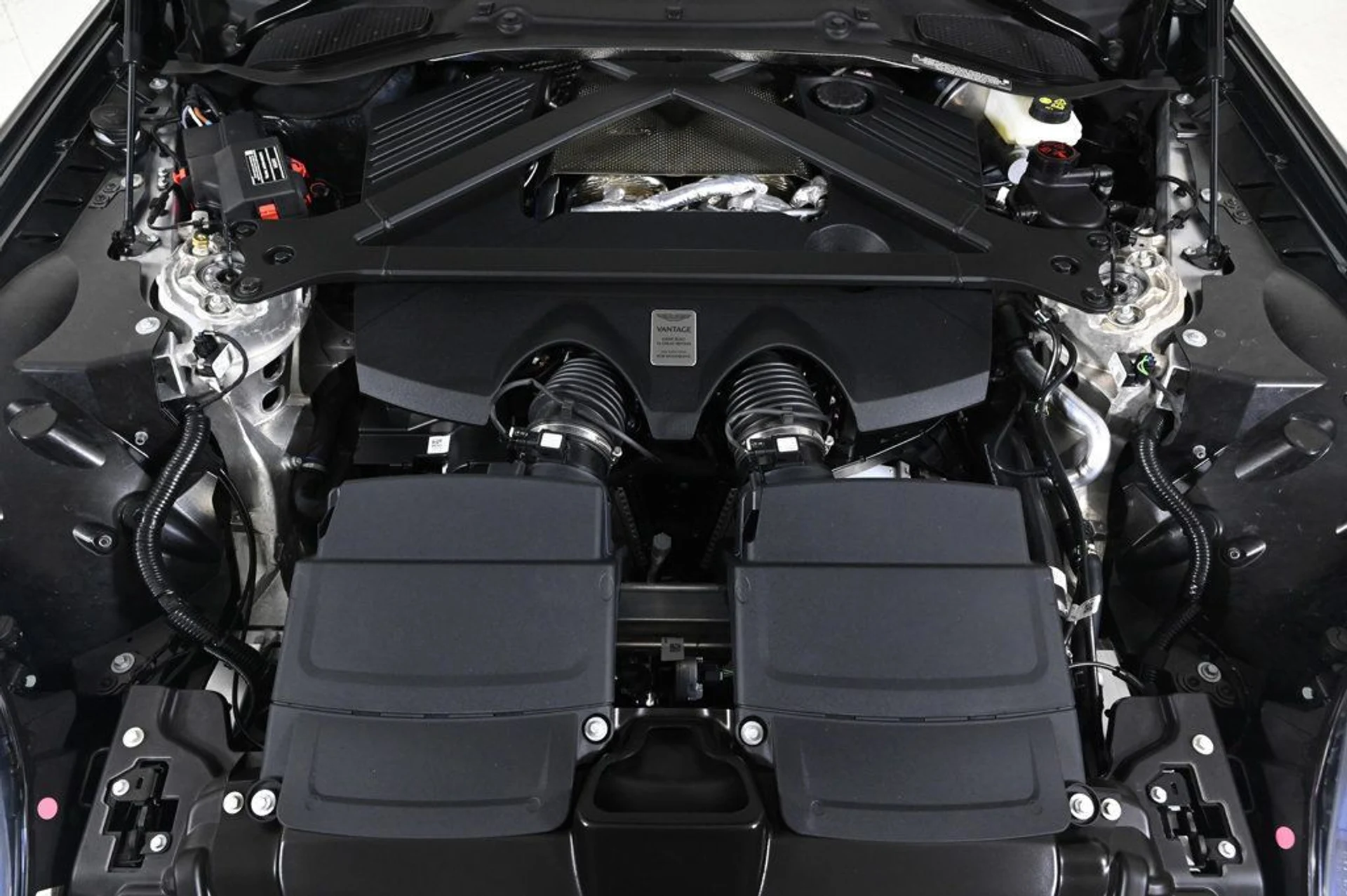 mph027_432618228_used_2026_aston_martin_vantage_11350_22923178_27_1024_92154b2e8a