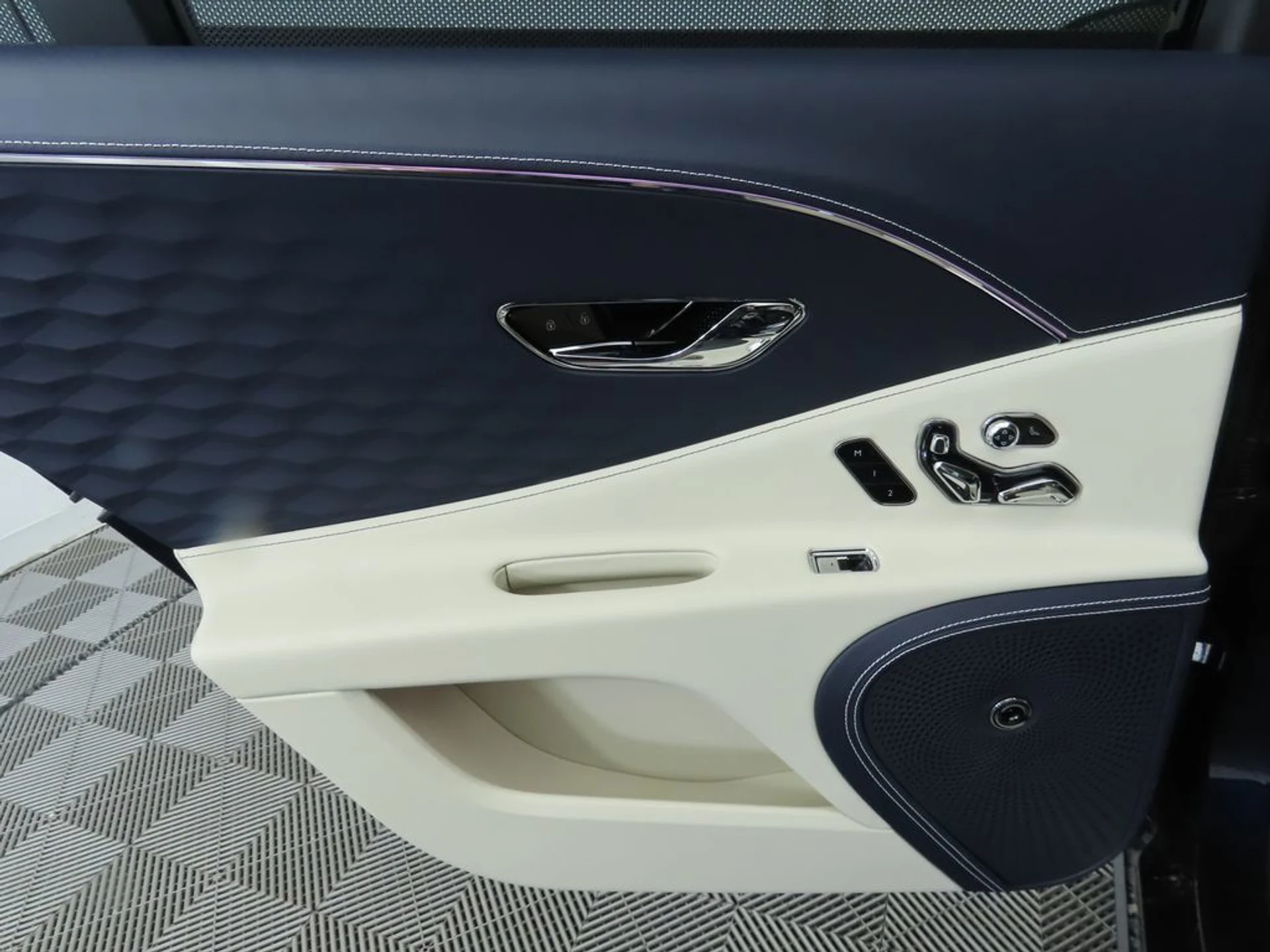 mph027_434635397_new_2025_bentley_flying_spur_speedsedan_8119_22891451_28_1024_49c27851fd
