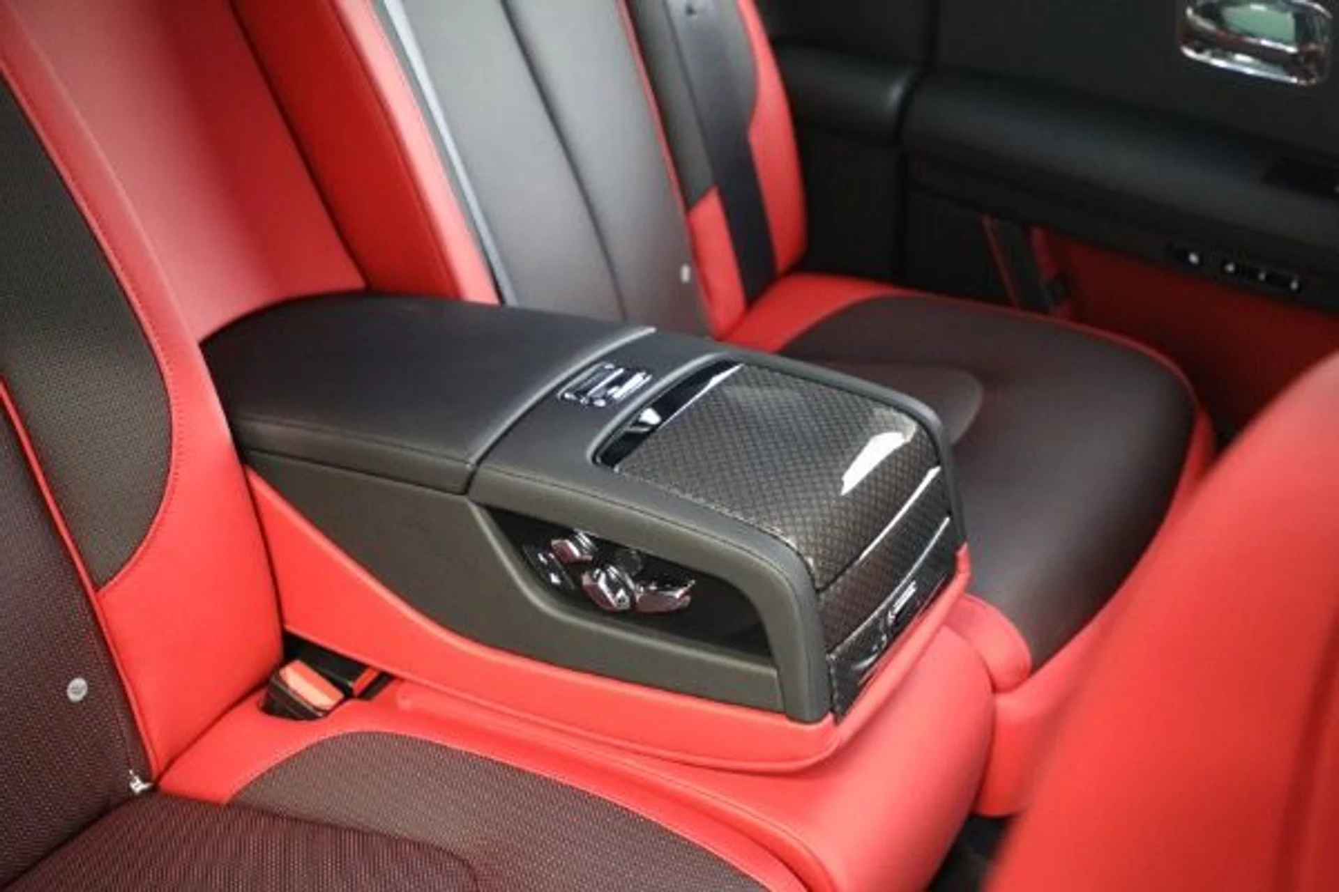 mph027_440787390_New_2025_Rolls_Royce_Black_Badge_Ghost_b9499f5eba