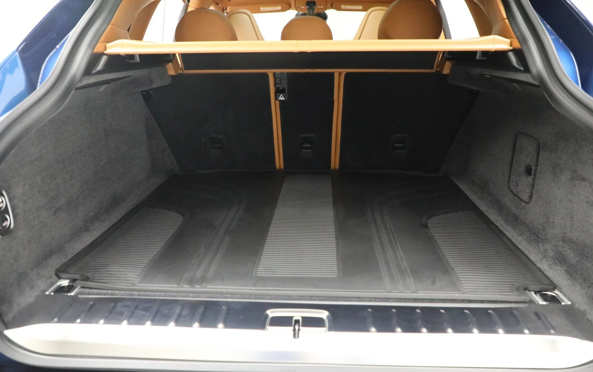 mph027_448373568_New_2025_Aston_Martin_DBX_707_e5321bcc98
