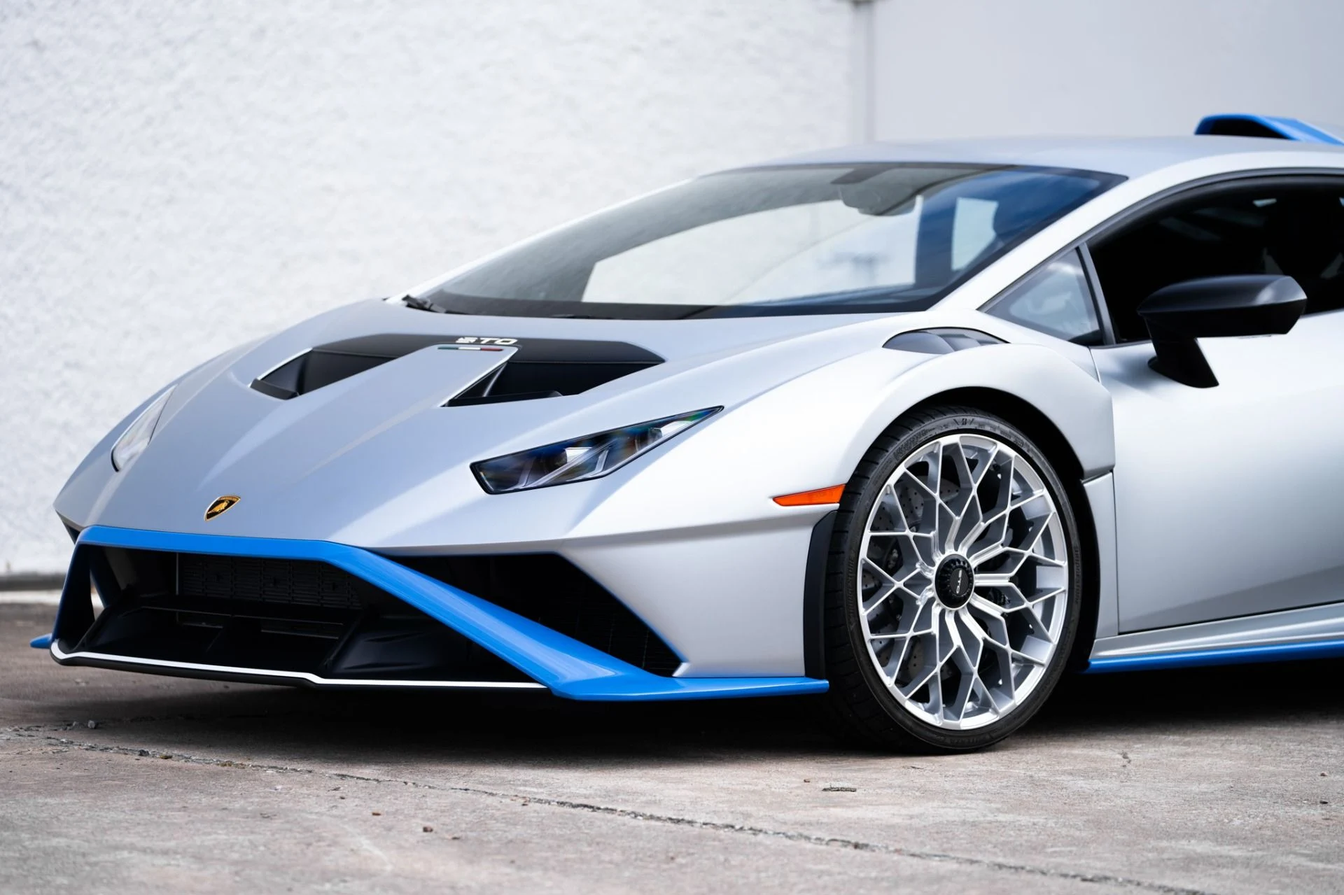 mph027_457846000_Used_2023_Lamborghini_Huracan_STO_1760737861_9464eb0579