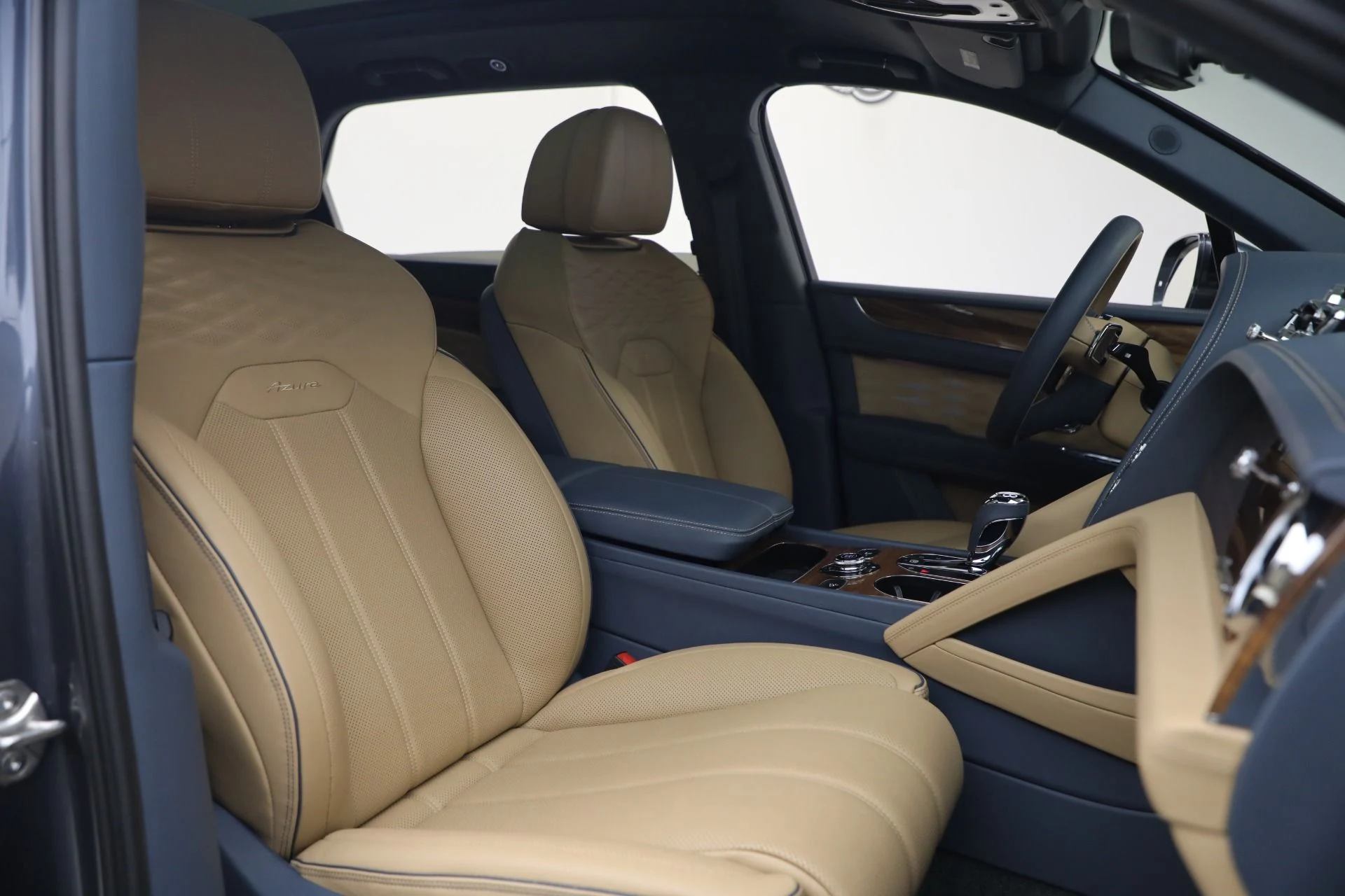 mph027_461601566_Used_2026_Bentley_Bentayga_EWB_Azure_V8_1788463037_32f6afee2a