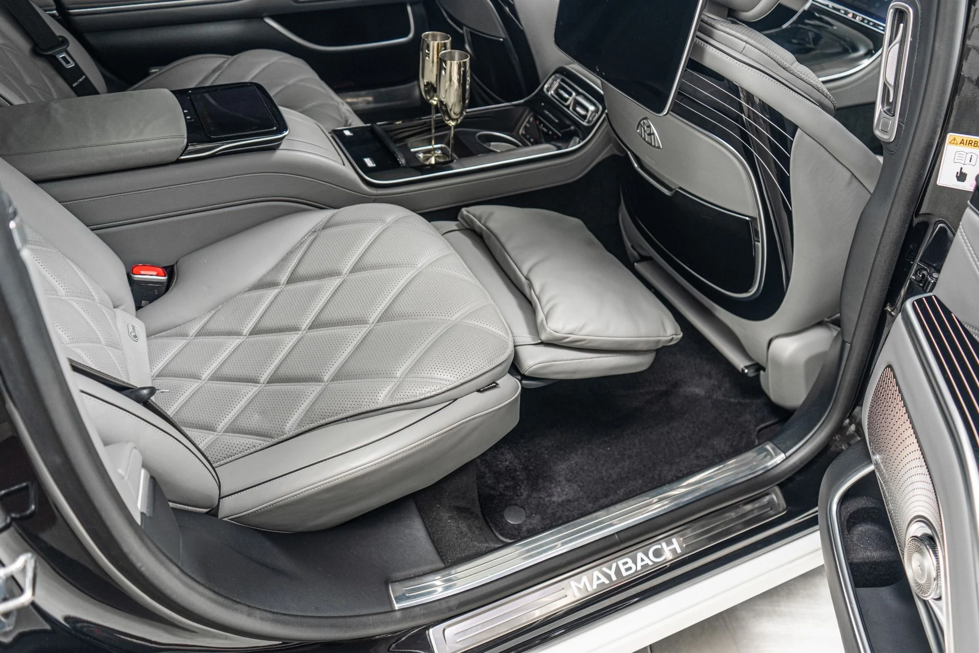 mph027_461787401_Used_2021_Mercedes_Benz_Maybach_S_580_4_MATIC_Factory_Two_Tone_paint_Executive_Rear_Seat_Package_Bottle_Chiller_1776288092_2cf60f7031