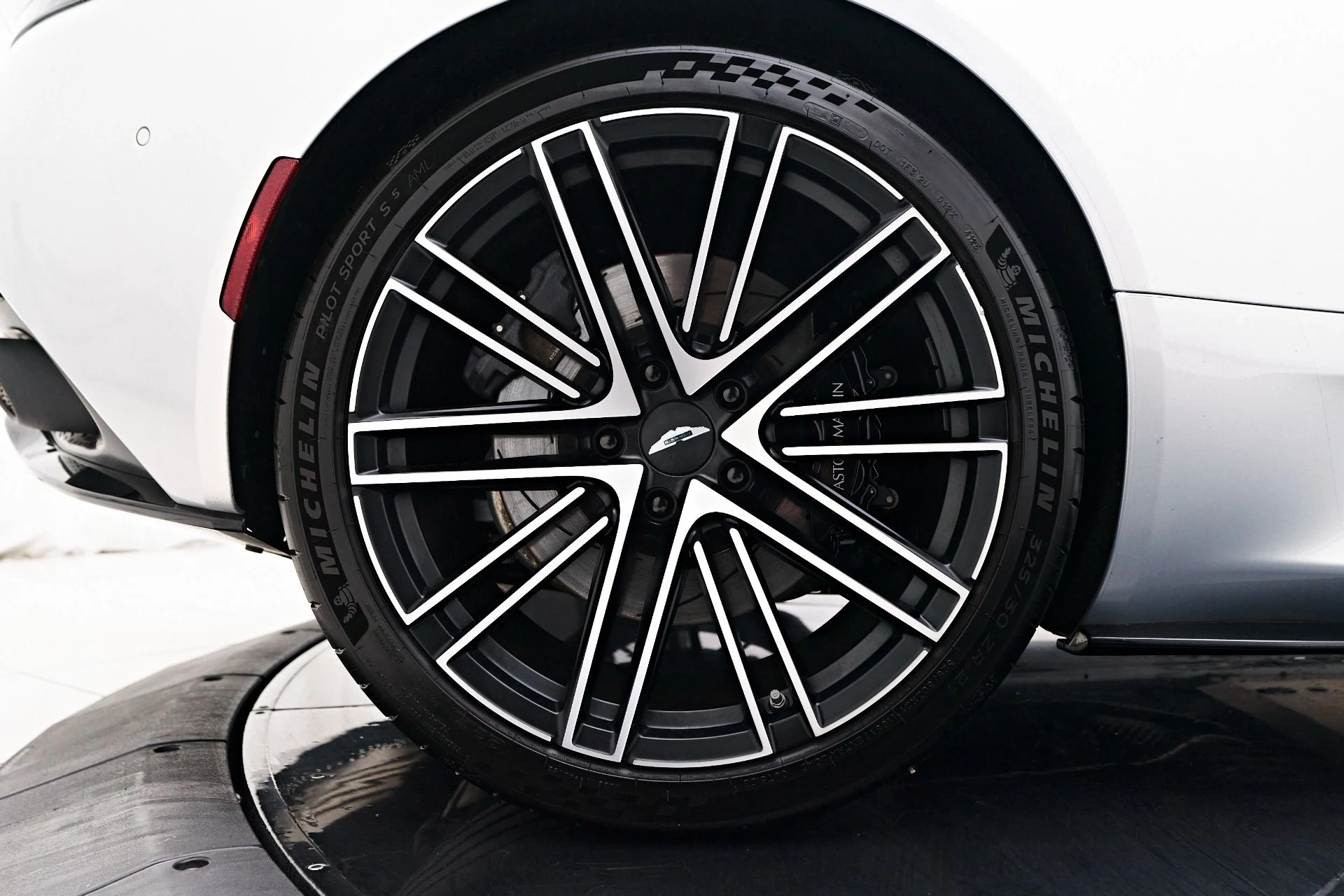 mph027_466104126_Used_2024_Aston_Martin_DB_12_1755890607_1de05d4160