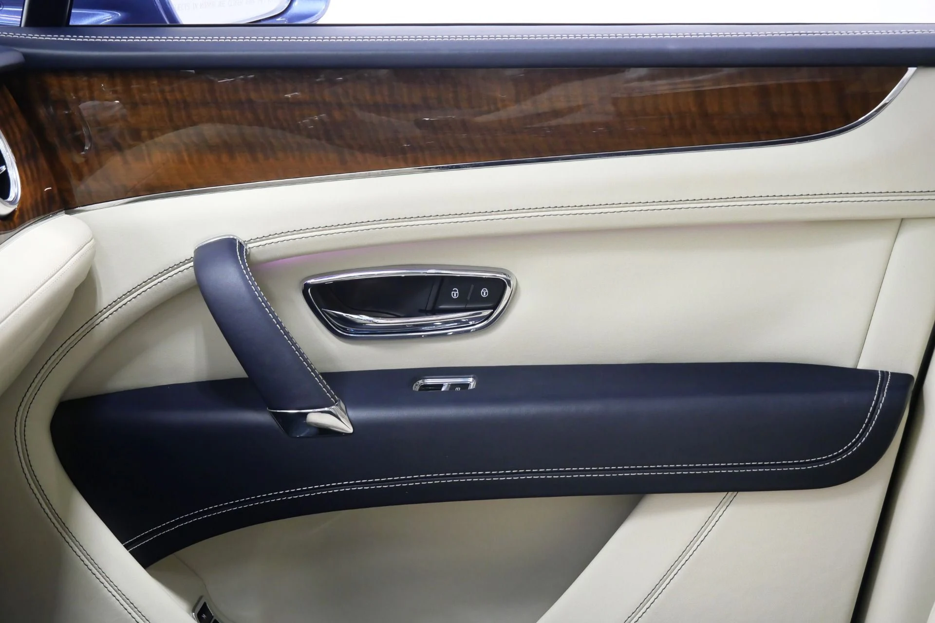 mph027_466947479_Used_2018_Bentley_Bentayga_Onyx_Edition_W12_Touring_Specification_Front_Seat_Comfort_Specification_1772647427_ec9d0cabef