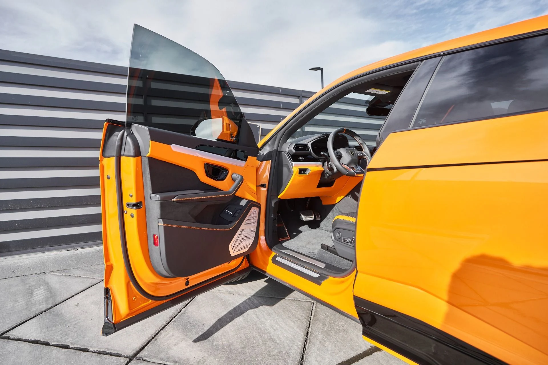 mph027_467830071_Used_2025_Lamborghini_Urus_SE_1763677012_cc067719bc