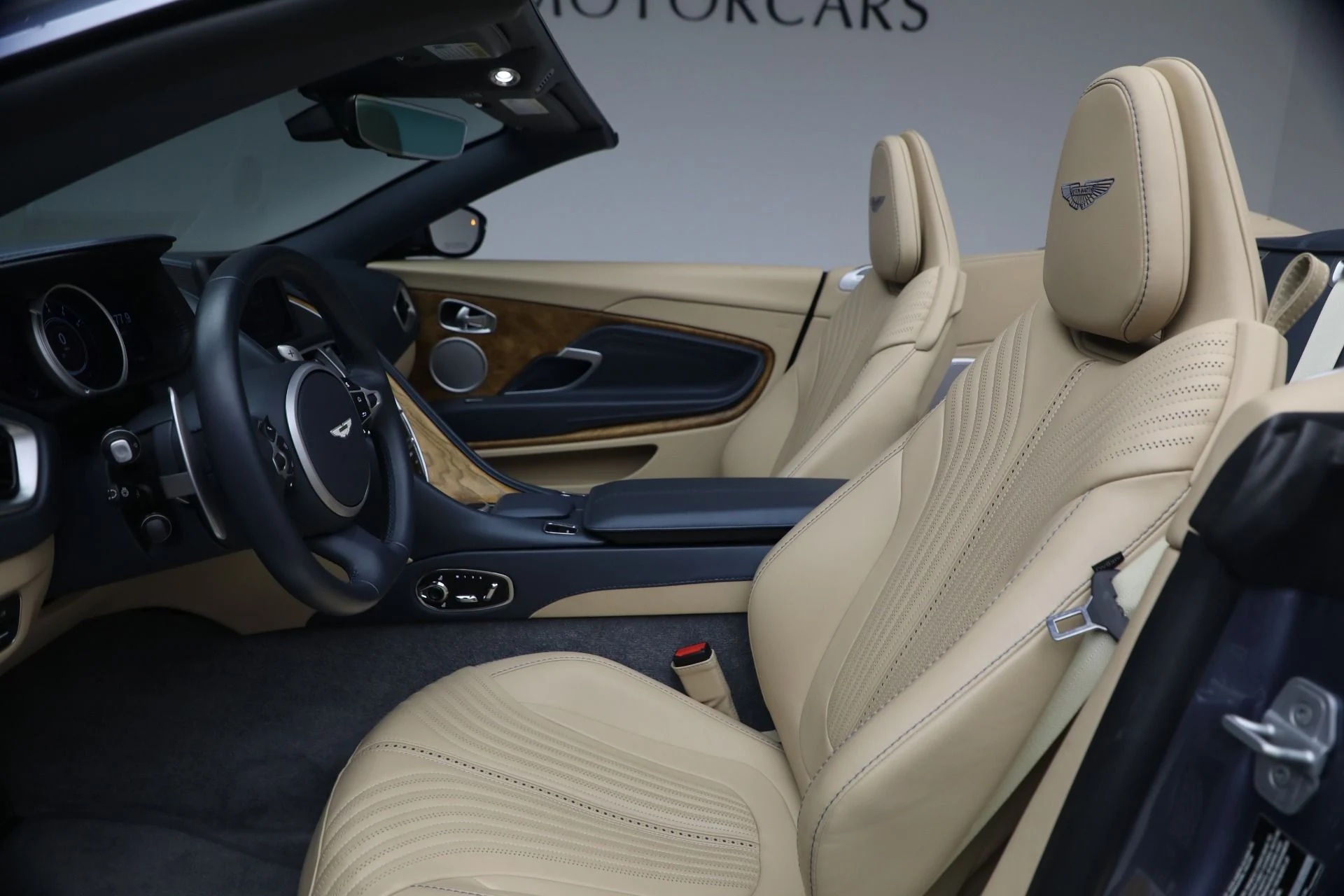 mph027_470141924_Used_2022_Aston_Martin_DB_11_Volante_1787336556_2008d2a044