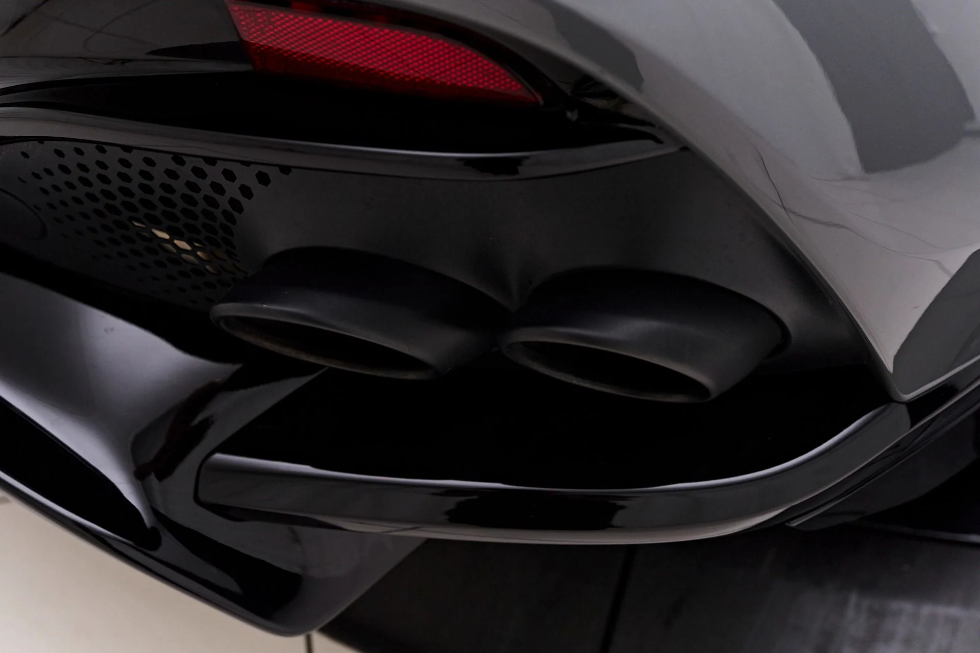 mph027_496793017_Used_2024_Aston_Martin_DBX_707_1753235896_a53bc933fb
