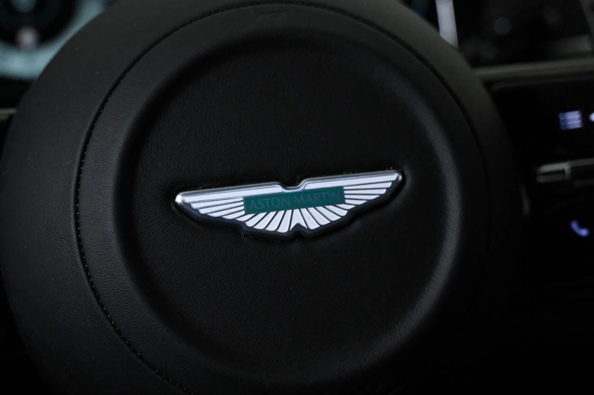 mph027_506760515_used_2025_aston_martin_vanquish_coupe_11350_22829268_27_1024_ba530568d9