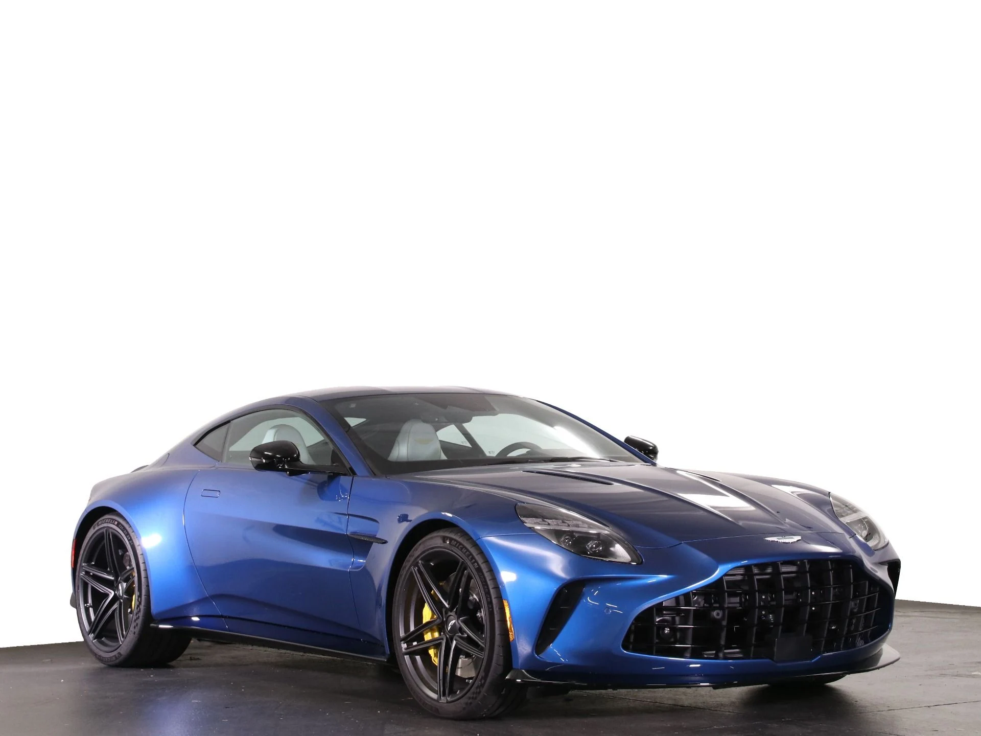 mph027_547826257_Used_2025_Aston_Martin_Vantage_1742253267_5c30244513