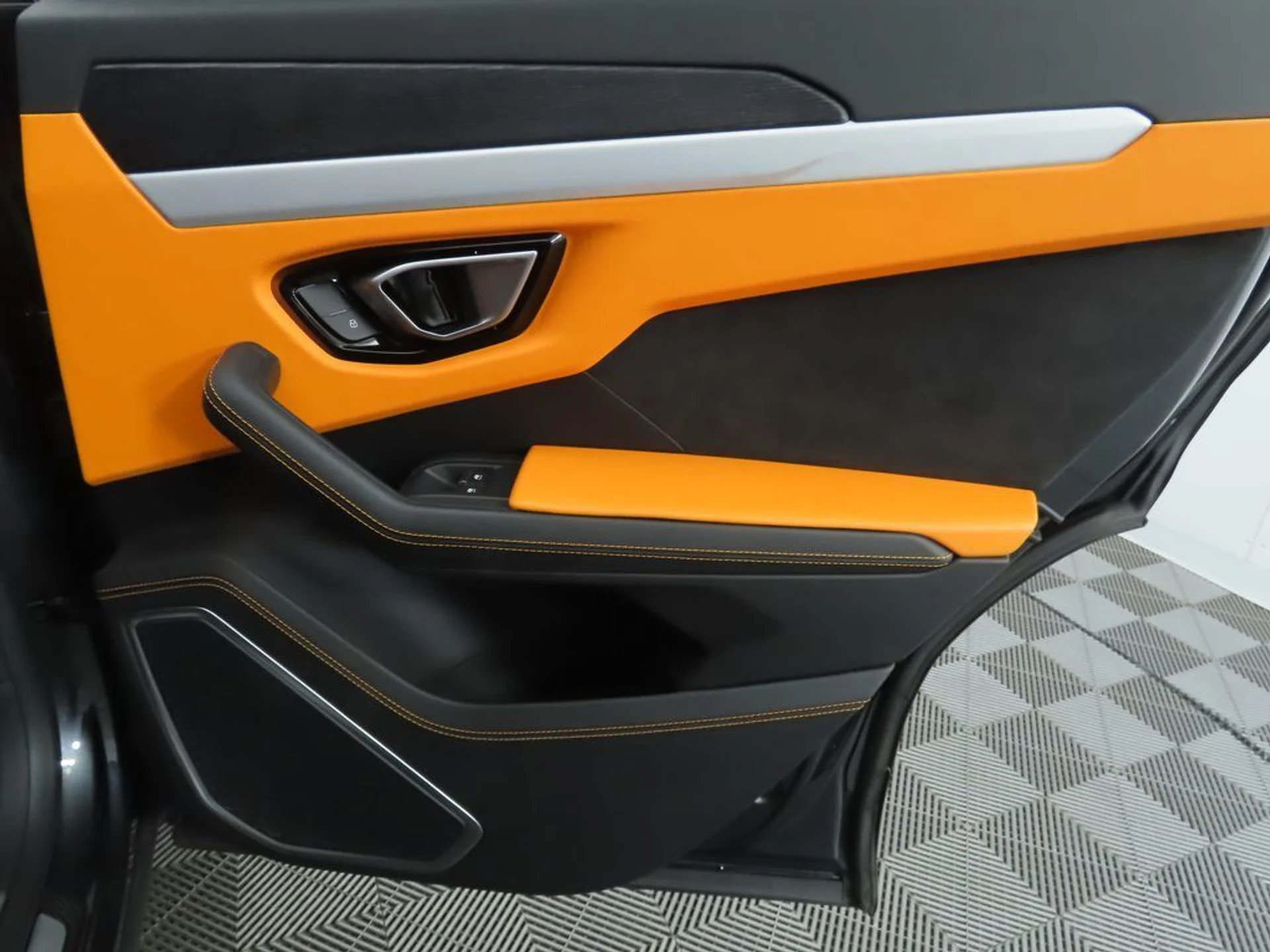 mph027_590820939_used_2020_lamborghini_urus_awd_8119_22948232_28_1024_d2f19dcba3