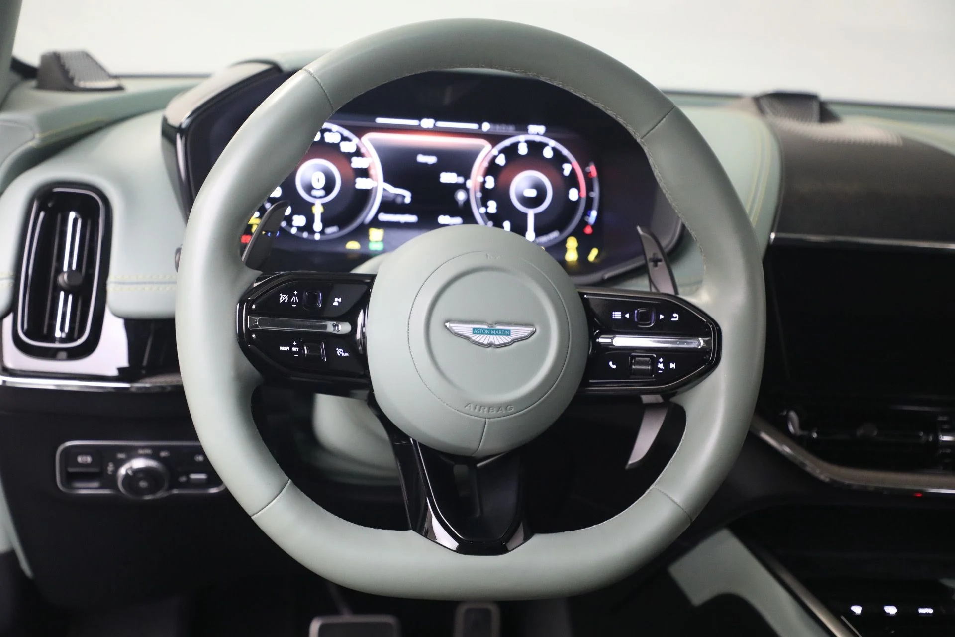 mph027_601413771_Used_2025_Aston_Martin_DBX_707_1782571135_ef17f18cf5