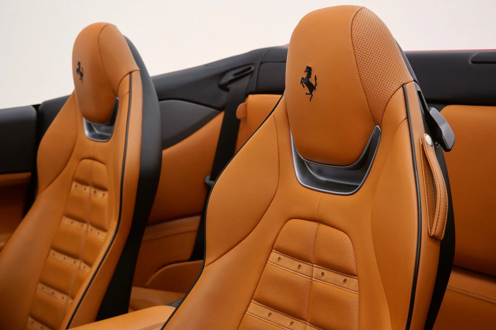 mph027_637913260_Used_2019_Ferrari_Portofino_Daytona_Seats_High_Power_Hi_Fi_Carbon_Fiber_and_Leather_Steering_Wheel_1775750946_b6902e3227
