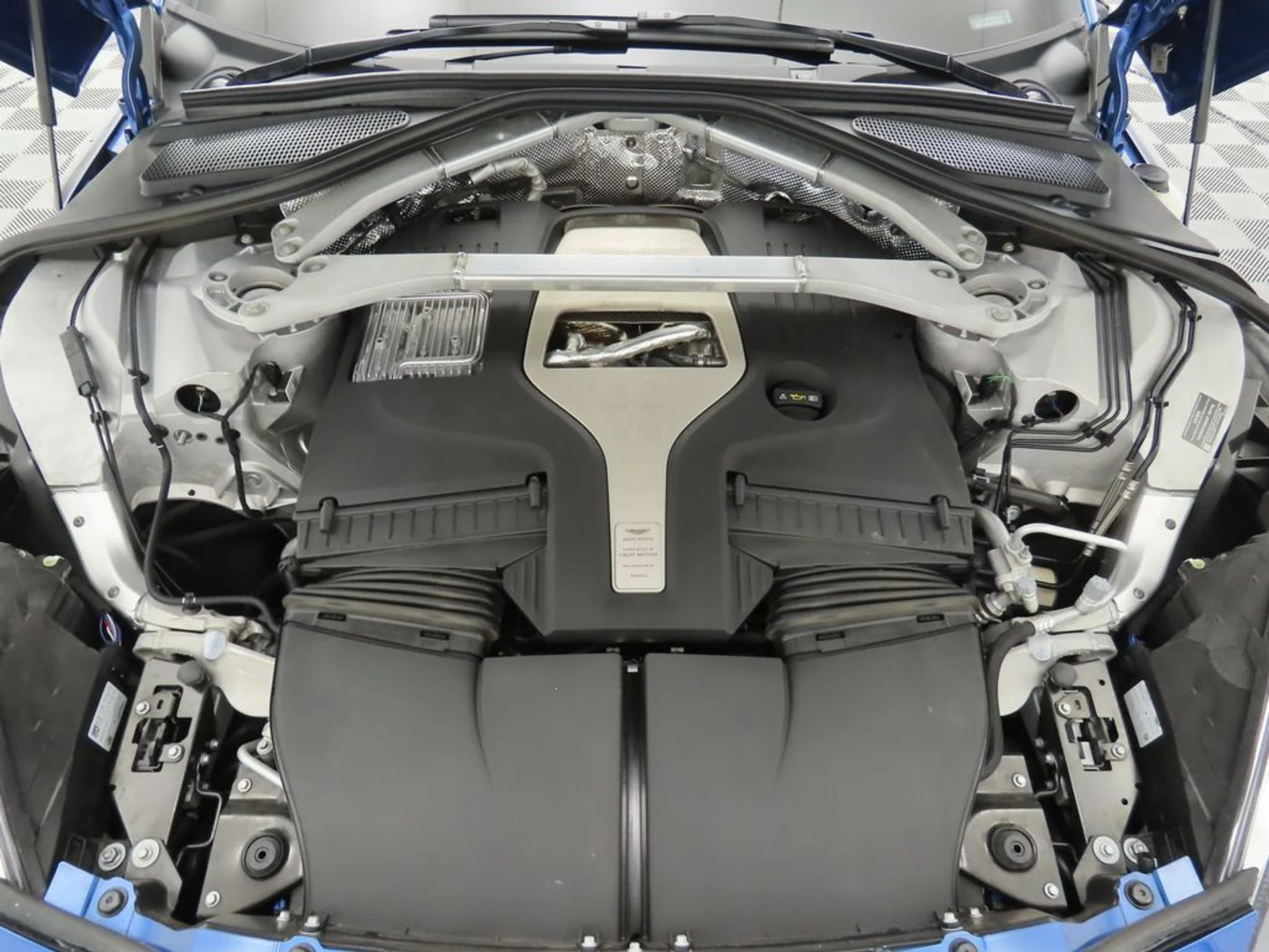 mph027_65723995_used_2023_aston_martin_dbx_707awd_8119_22979398_28_1024_50144e3825