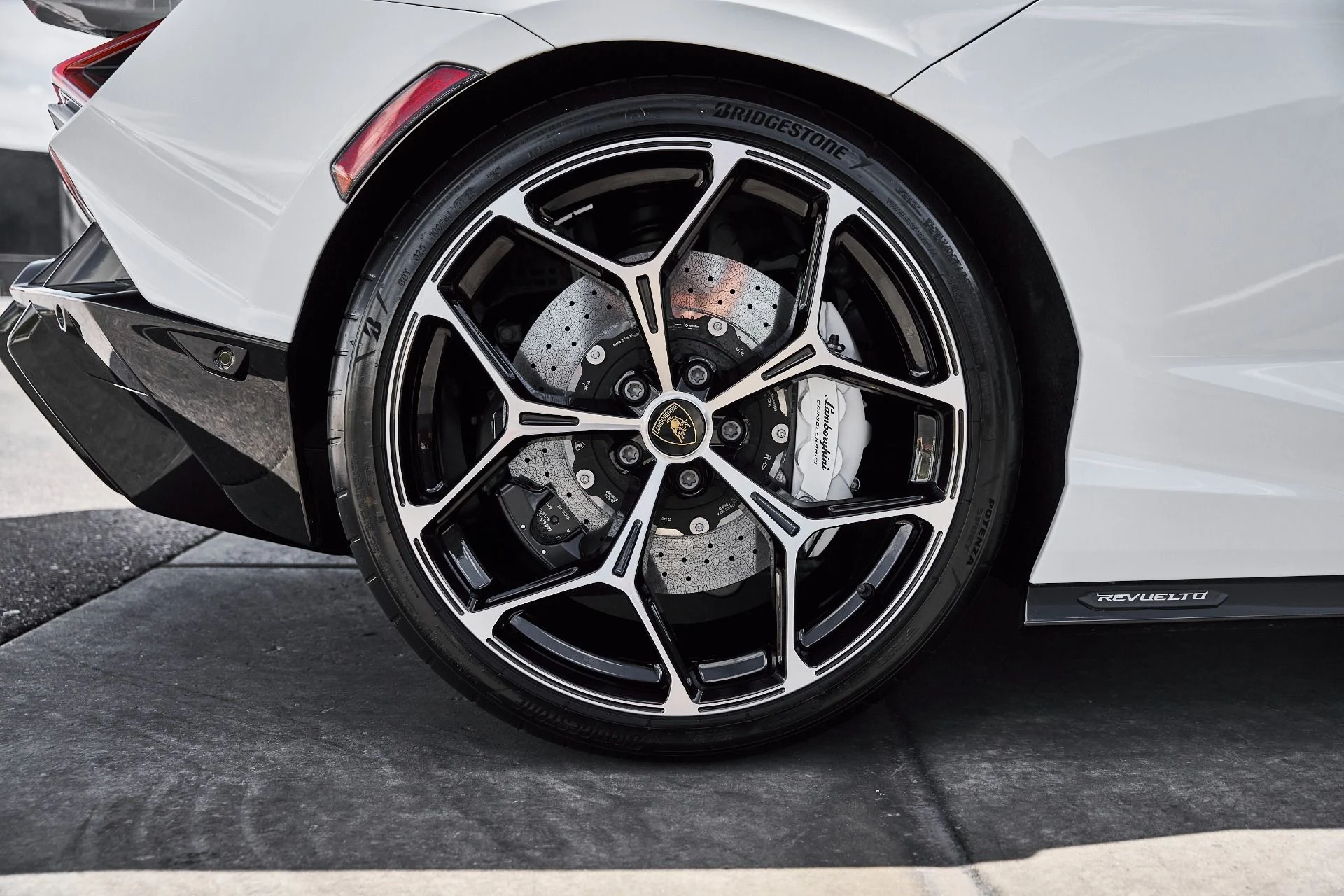 mph027_66142862_Used_2026_Lamborghini_Revuelto_Base_1777078389_7a5f1a0af7