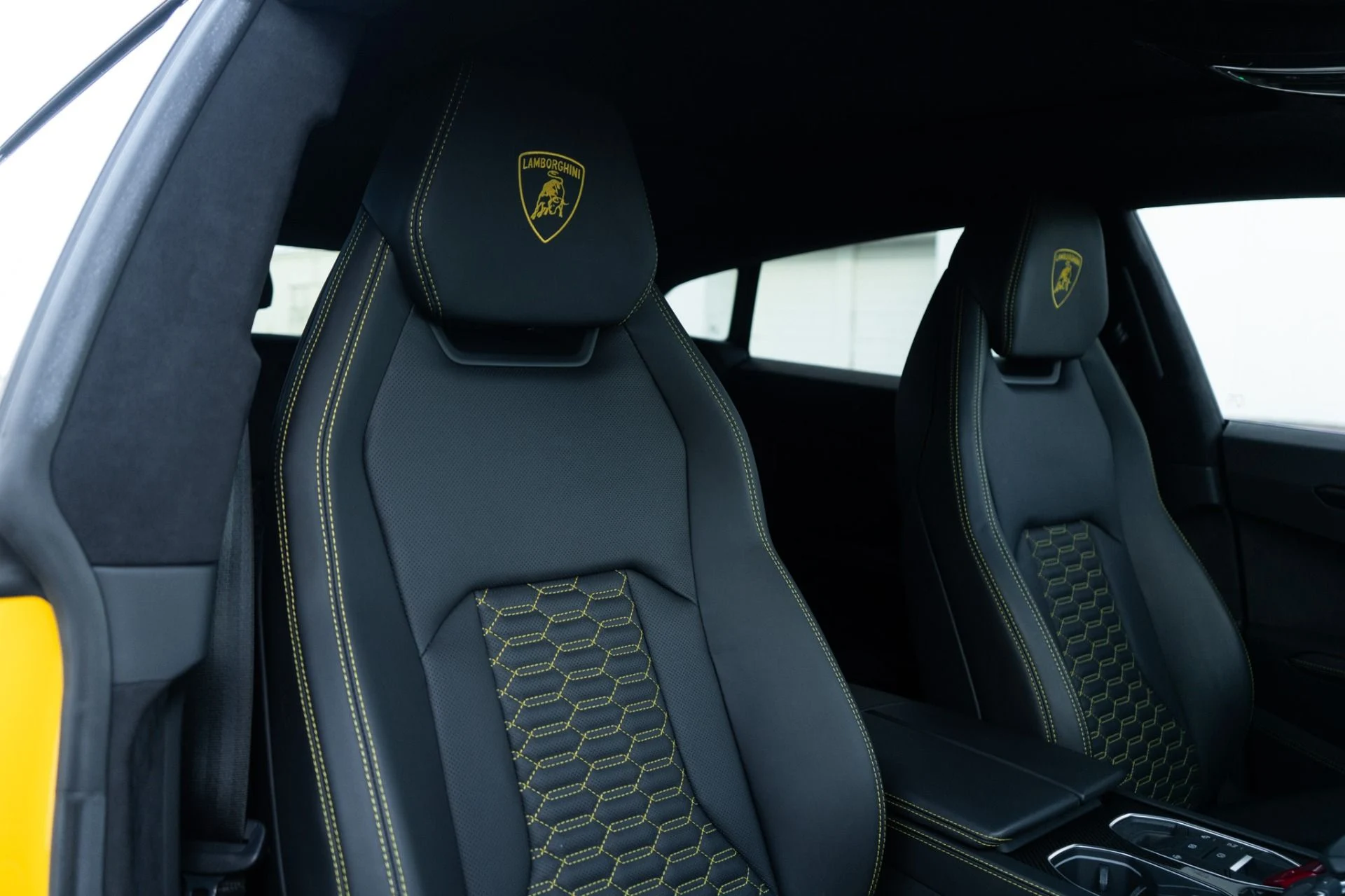 mph027_671668462_Used_2021_Lamborghini_Urus_1770744627_ac2ee6ae28