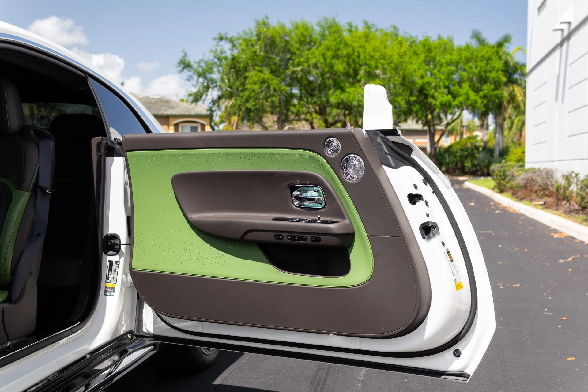 mph027_674539927_Used_2024_Rolls_Royce_Spectre_1775023108_39f81b5381