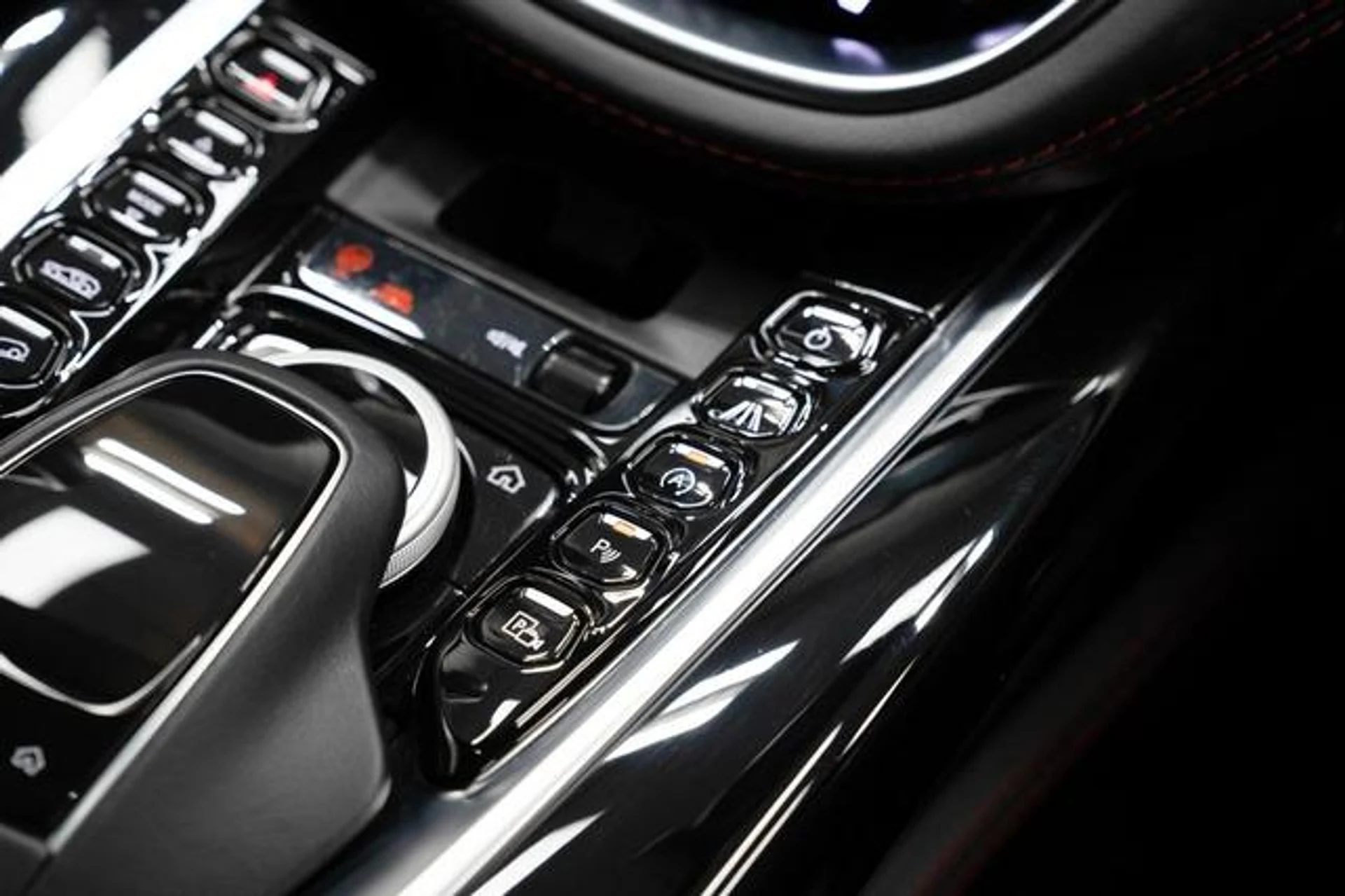 mph027_678690781_U4_YVK_1x_L26_Tr_Ax_Au0_Ru_Lqcp7_Cm_E_741e486ed3