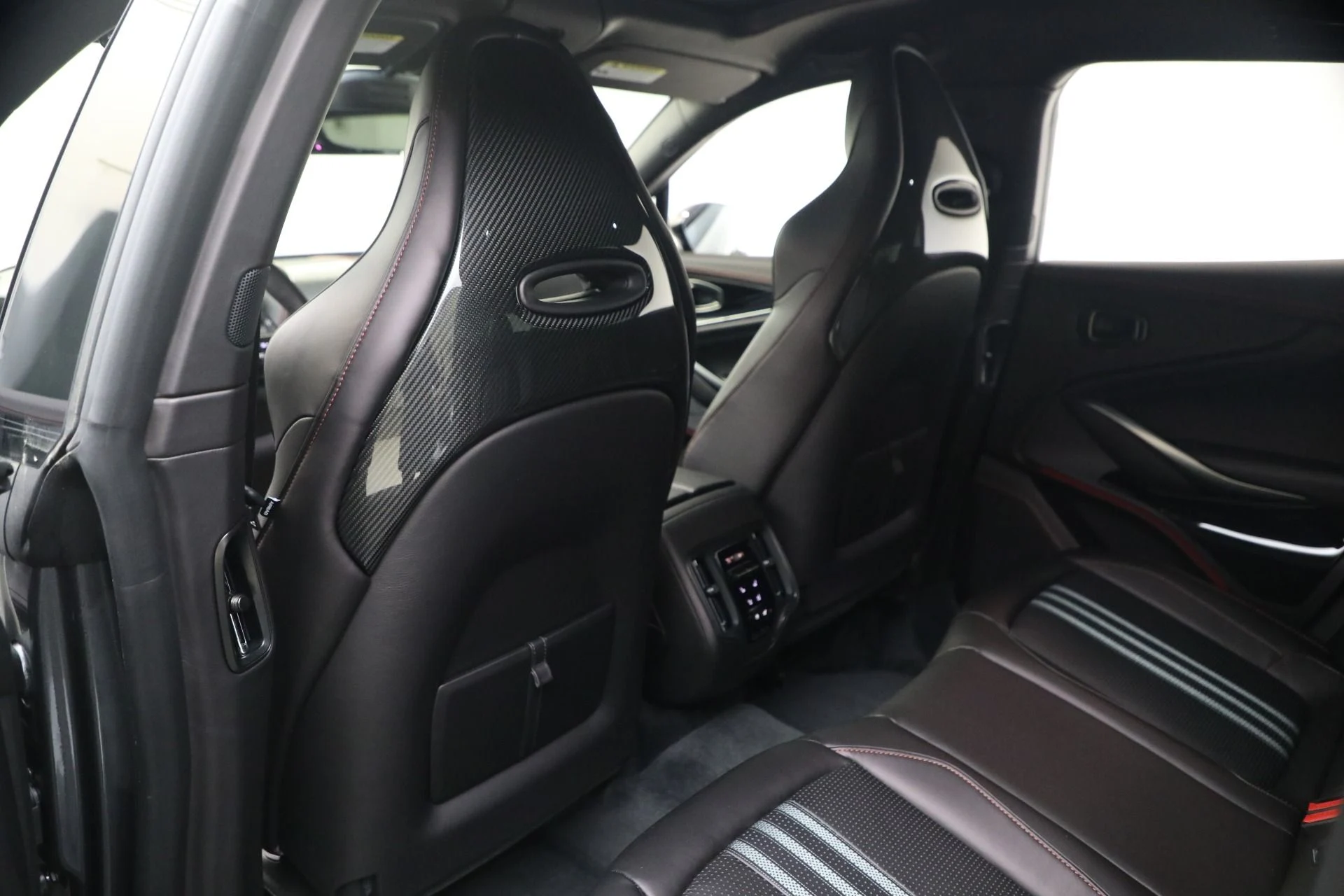 mph027_681667972_New_2026_Aston_Martin_DBX_707_1768320849_0144c98a27