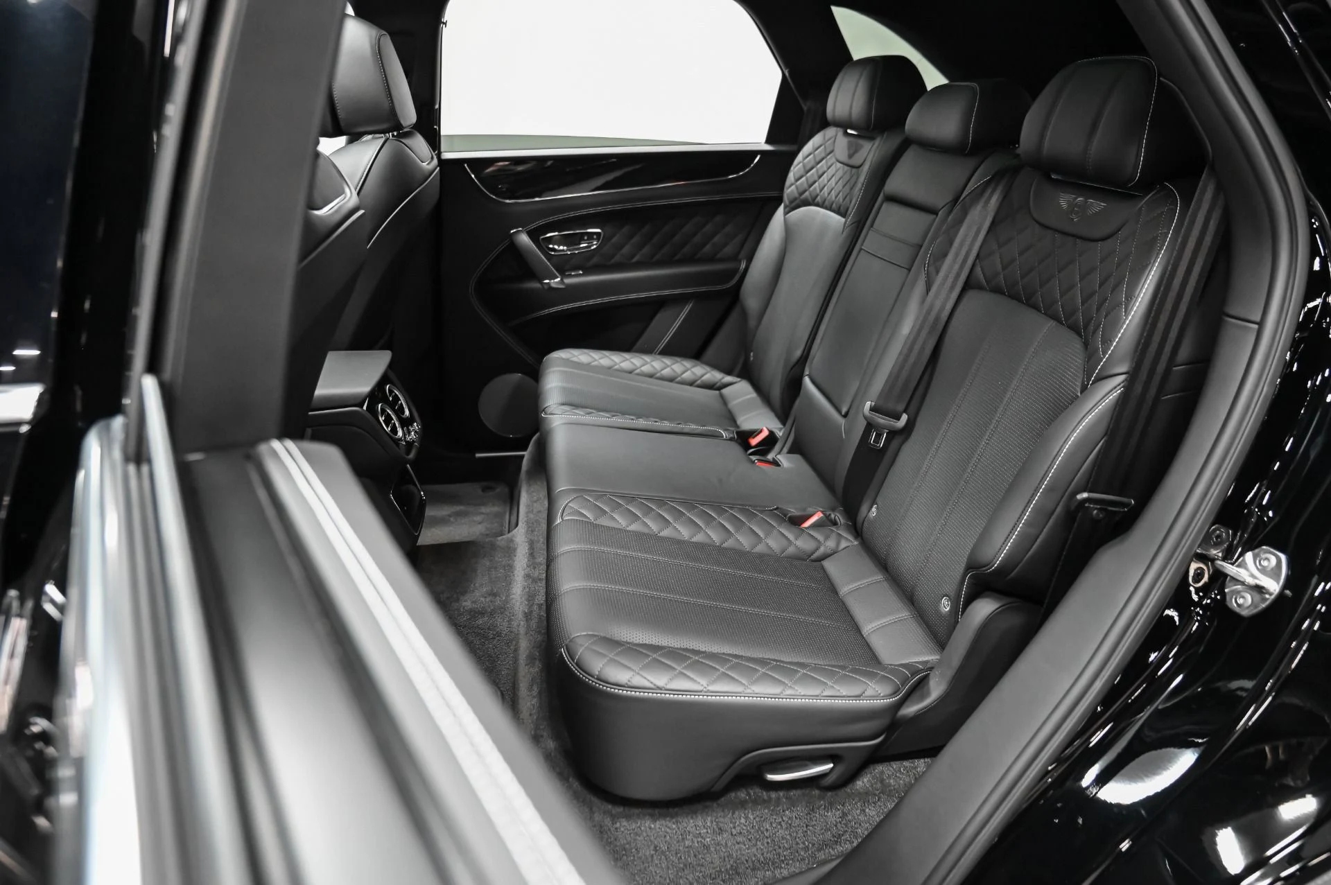 mph027_69913789_Used_2018_Bentley_Bentayga_W12_1756239179_53f9241bd1