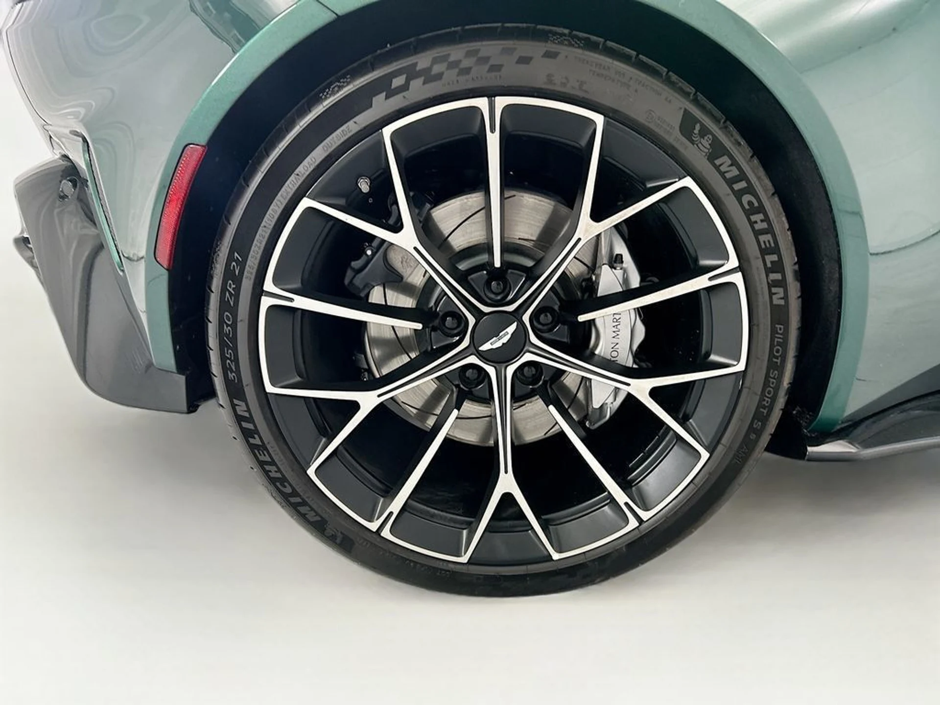 mph027_733922600_used_2026_aston_martin_vantage_coupe_8119_23019330_28_1024_f6c59fb57e