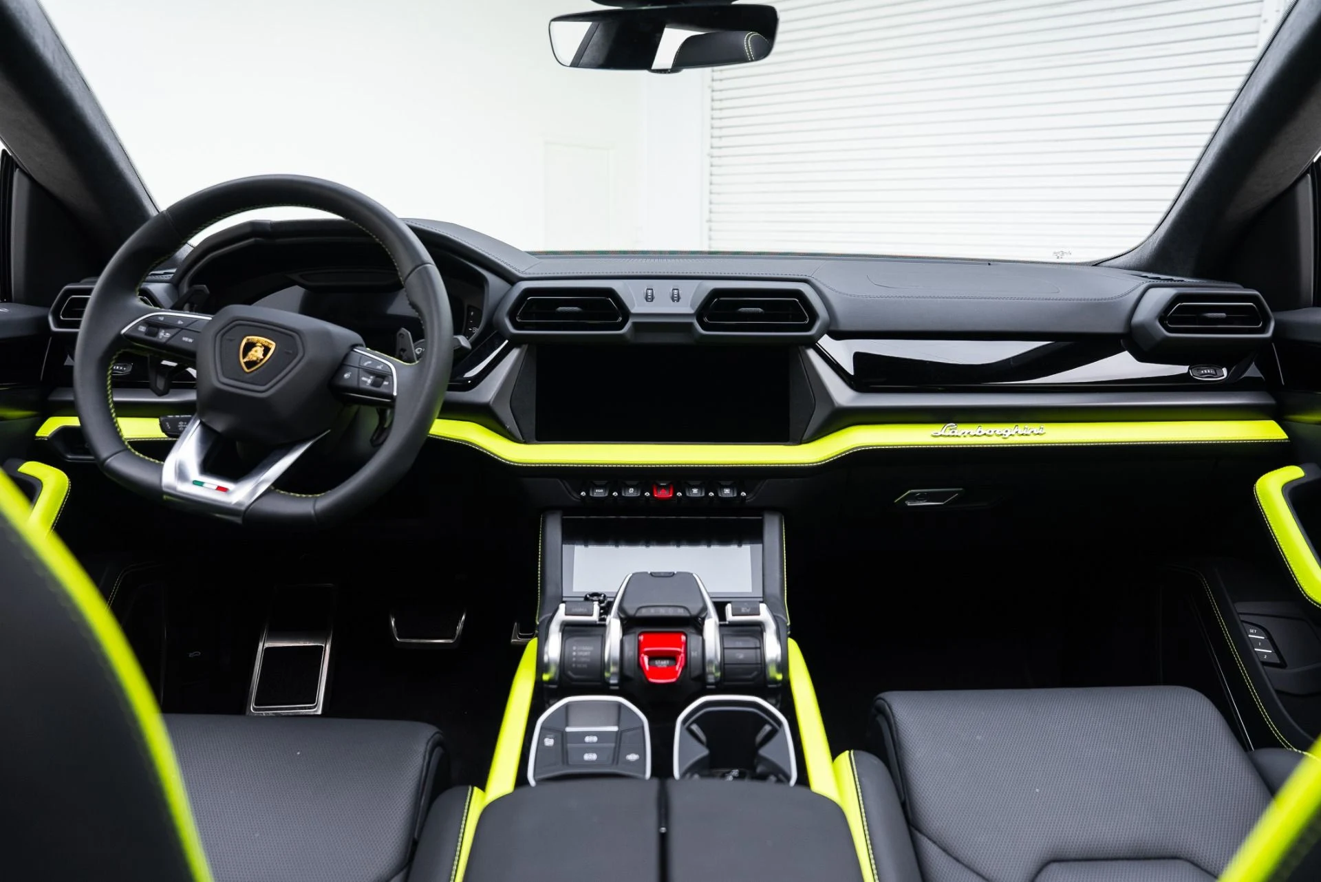 mph027_82461643_Used_2025_Lamborghini_Urus_SE_1767912068_f55c13d4e4