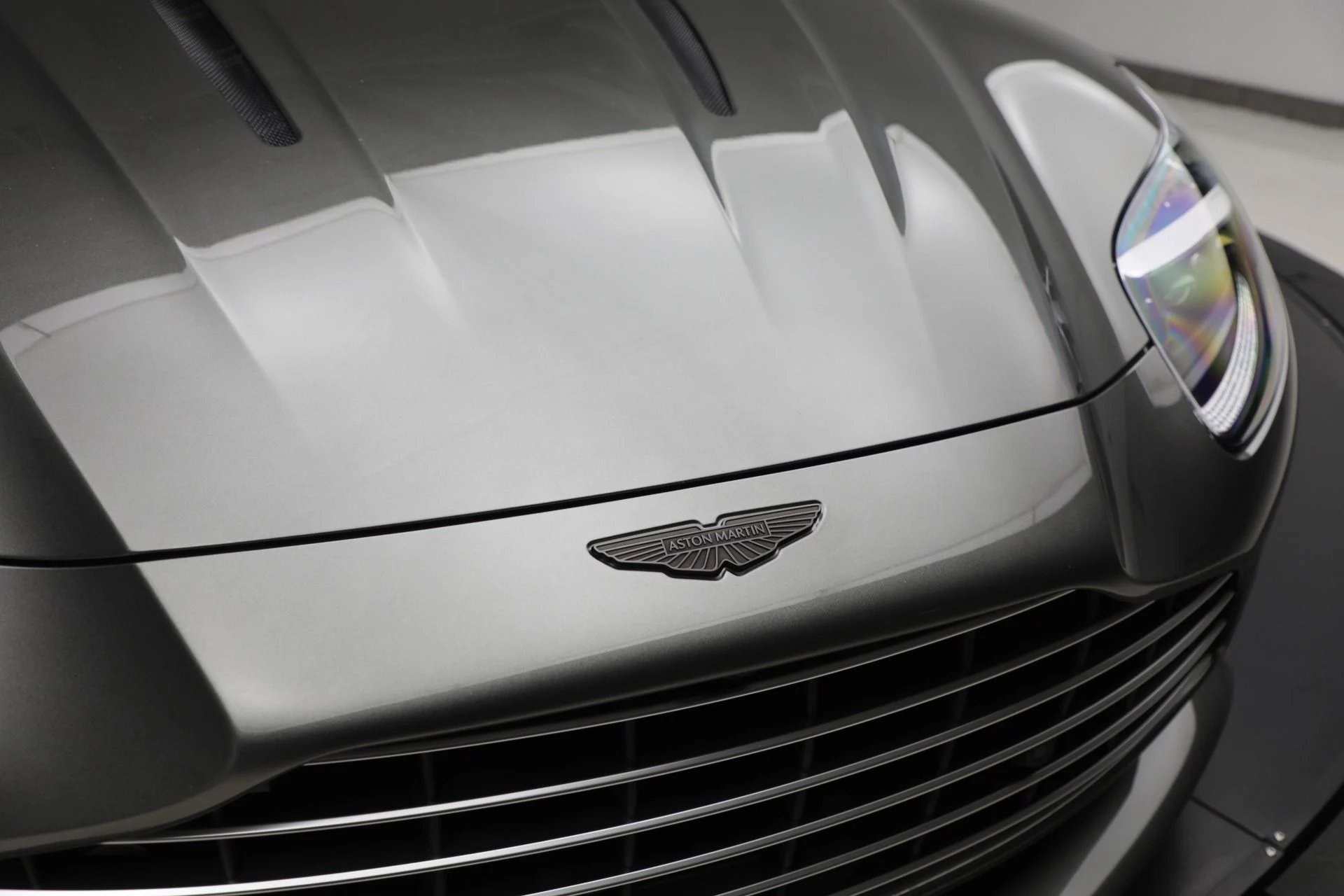 mph027_844203440_Used_2025_Aston_Martin_DB_12_V8_1735242032_4708759491