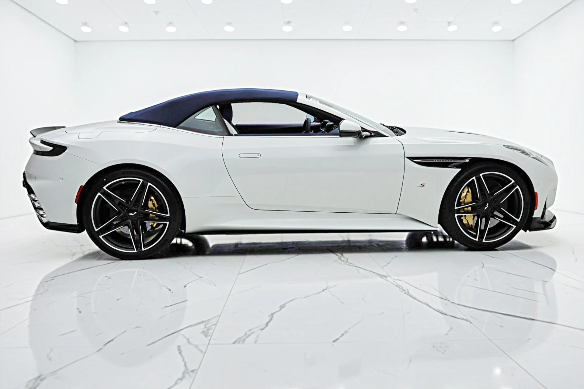 mph027_851541659_New_2026_Aston_Martin_DB_12_S_Volante_9bcb0d15a0