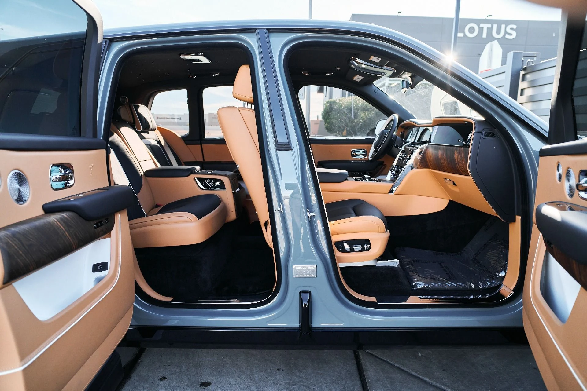 mph027_881608244_Used_2025_Rolls_Royce_Cullinan_Base_1766020368_cc8b04fd22