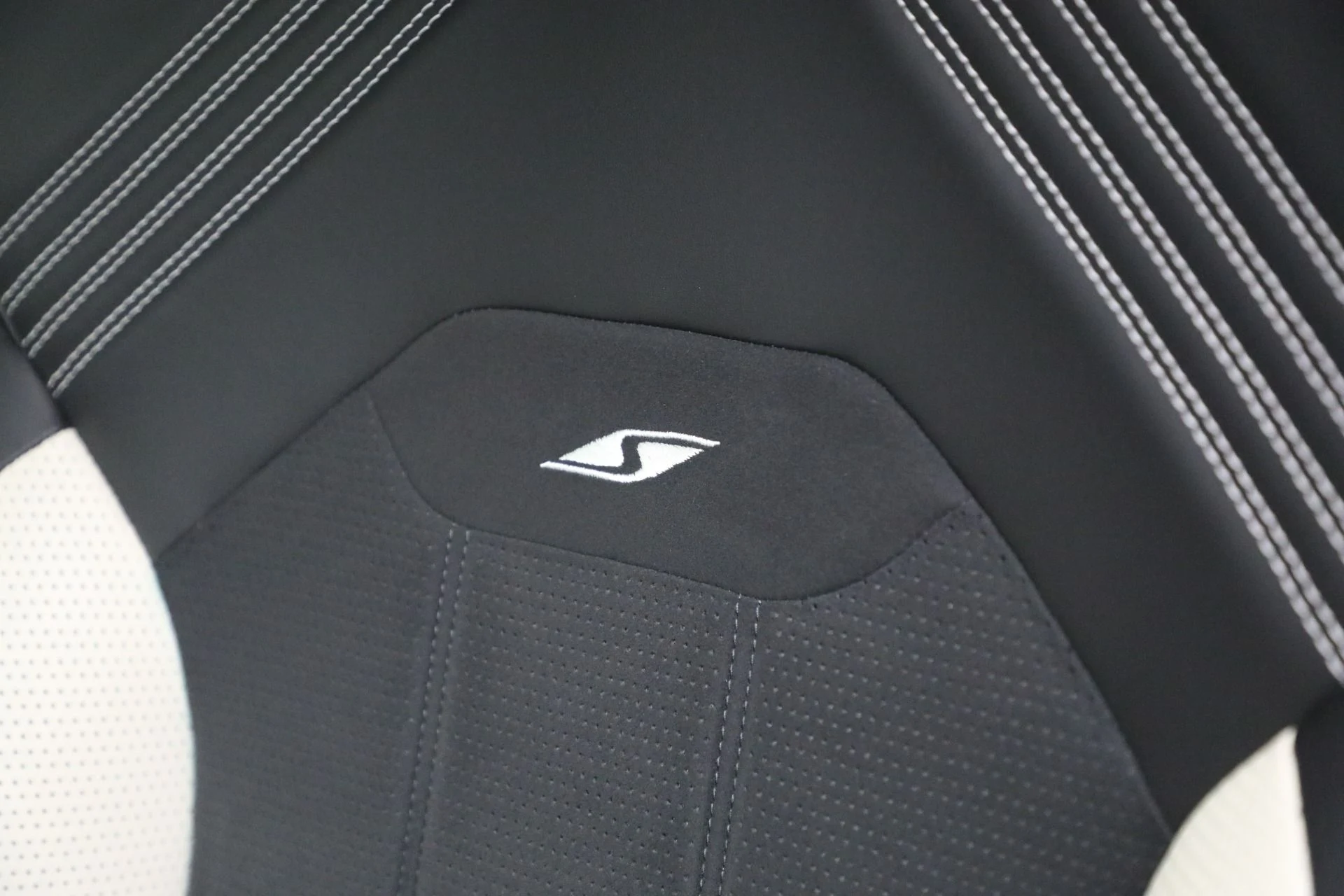 mph027_882248410_Used_2023_Bentley_Bentayga_S_V8_1764971299_08992a3137