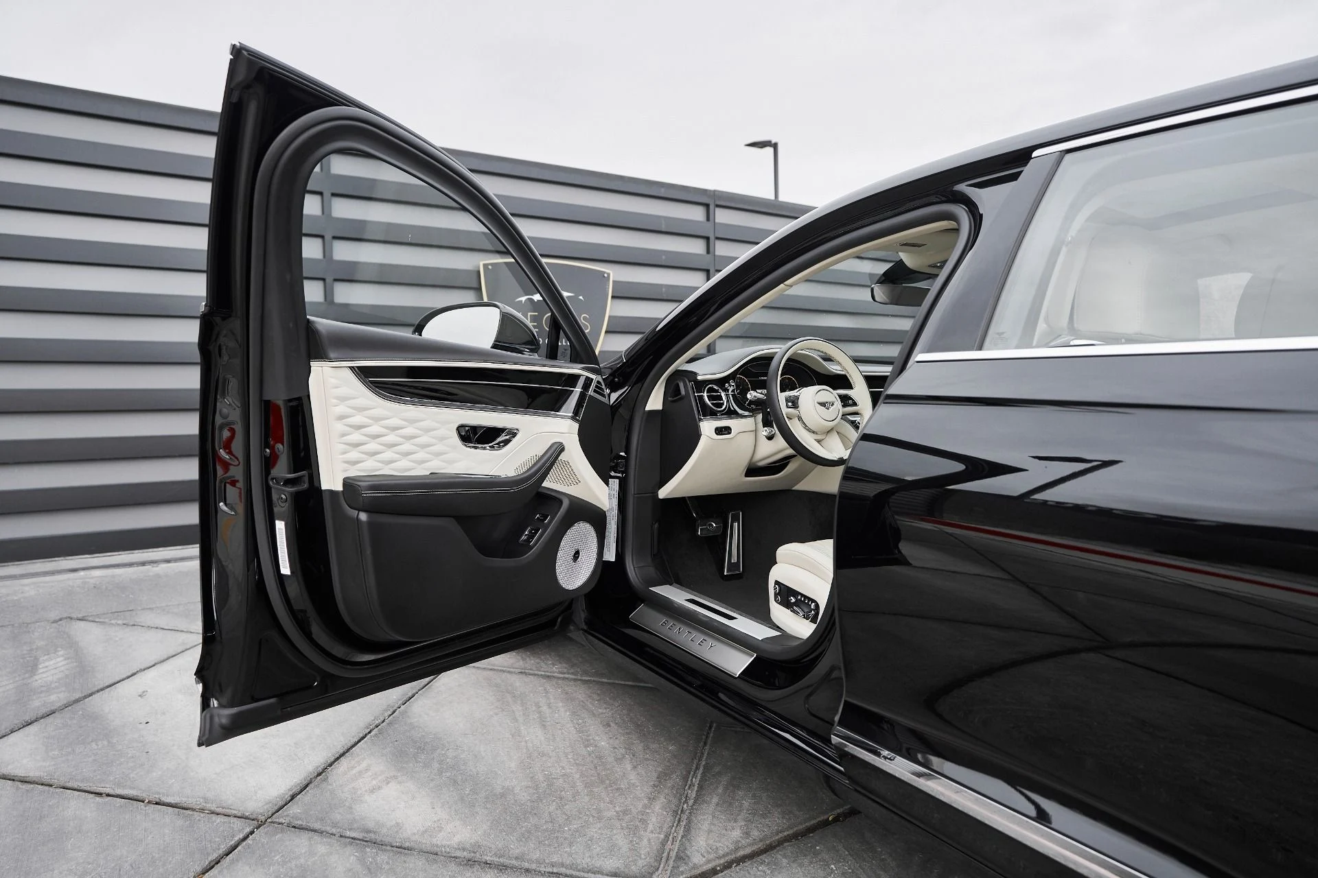 mph027_911812663_Used_2022_Bentley_Flying_Spur_V8_1763502799_9ecda67018