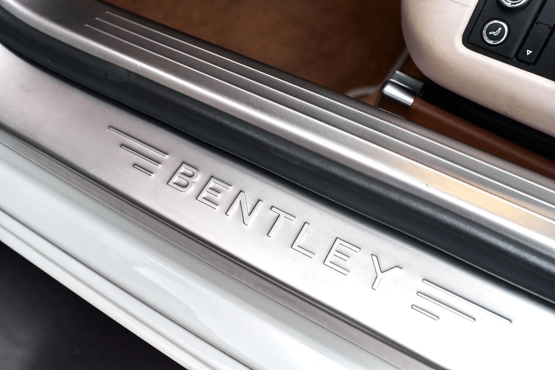 mph027_926933547_Used_2015_Bentley_Flying_Spur_V8_1615575179_cbbfb9ff95